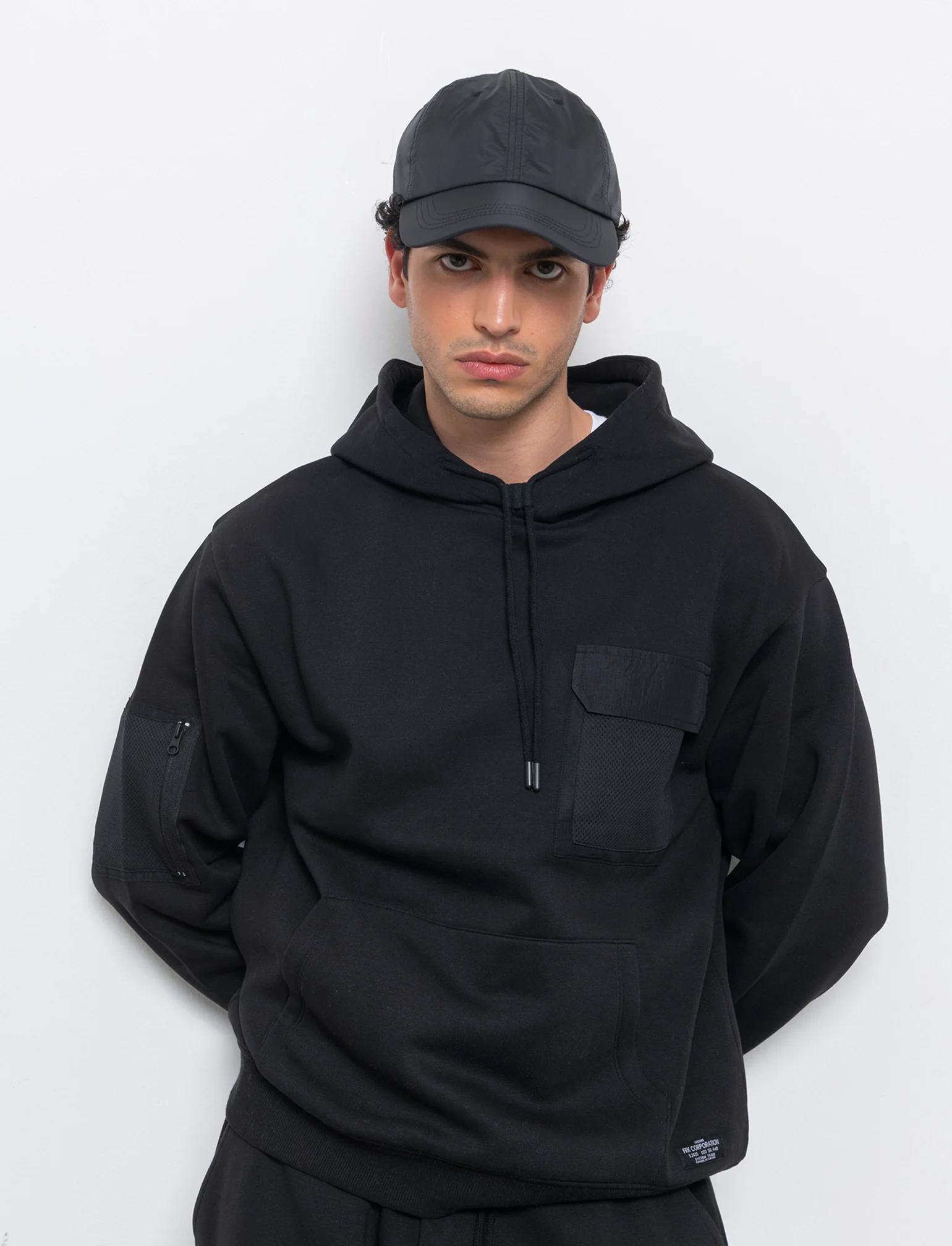 Felpa con stampe e cappuccio da uomo - Nero