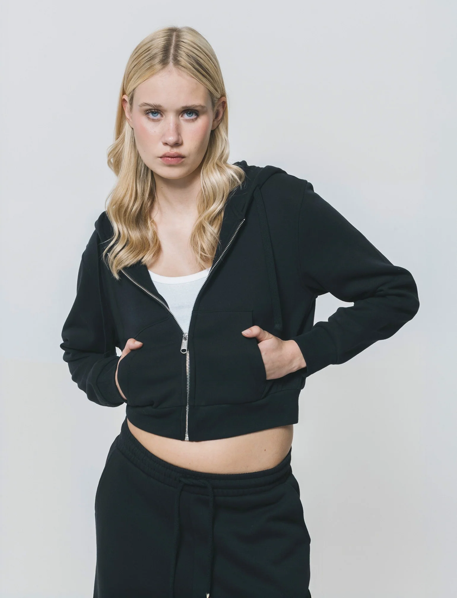 Felpa Crop con Cappuccio e Zip Frontale - Nero - Image 3
