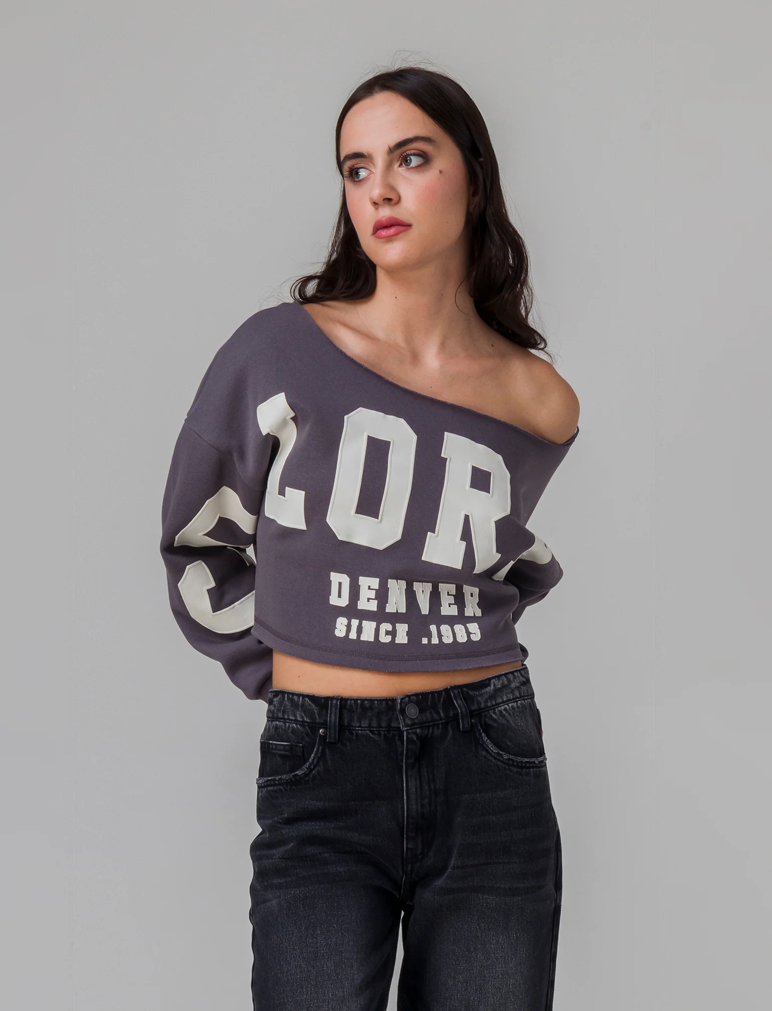 Felpa crop off shoulder da donna - Grigio piombo