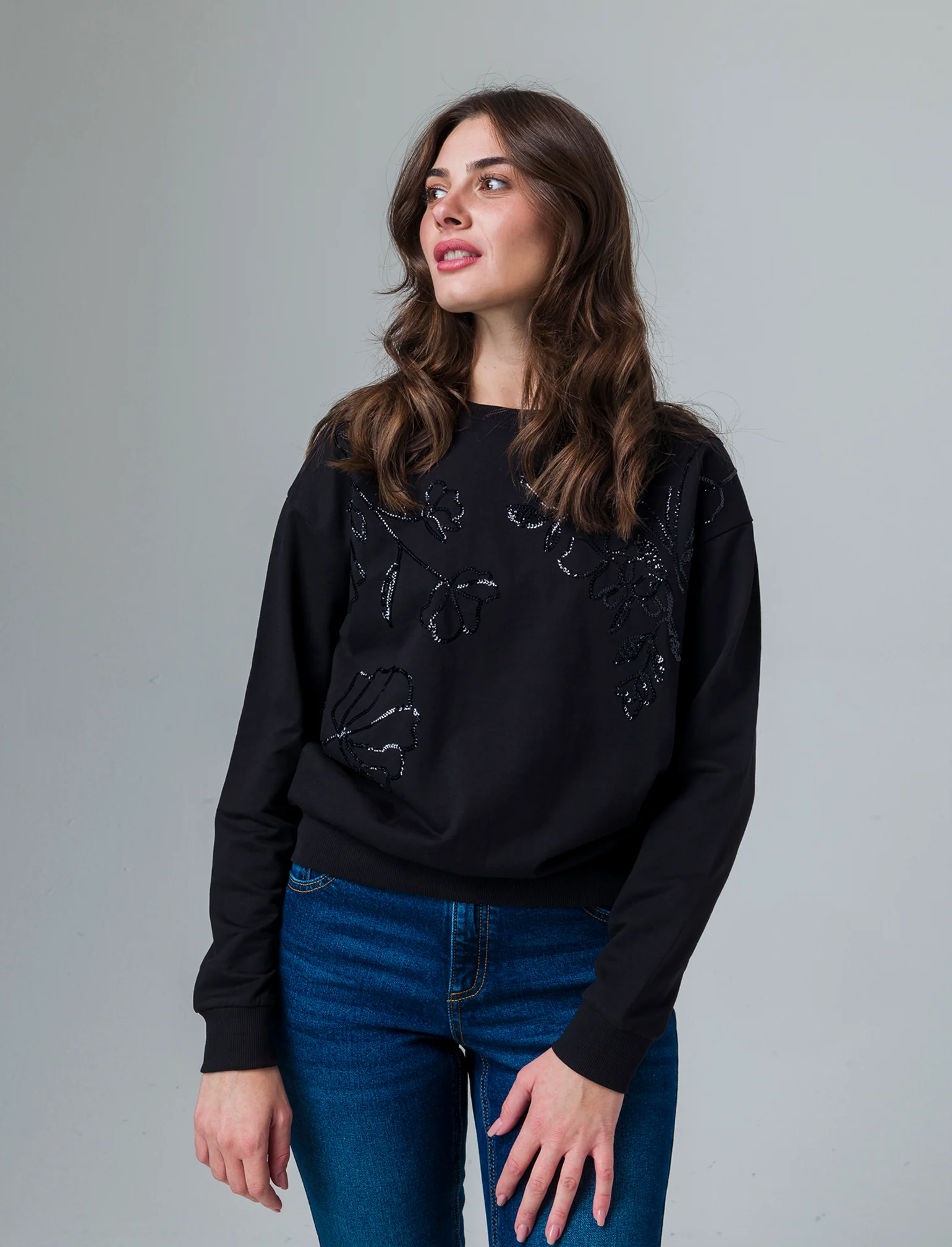 Felpa girocollo manica lunga con applicazioni da donna - Nero - Image 3