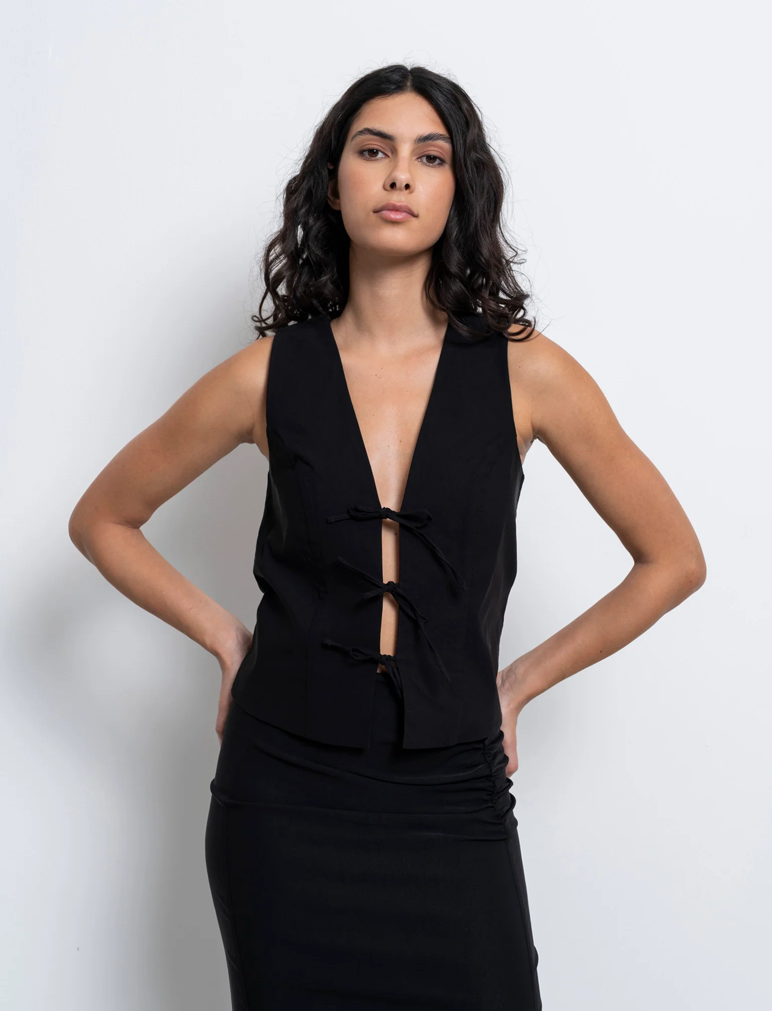 Gilet con laccetti da donna - Nero - Image 3