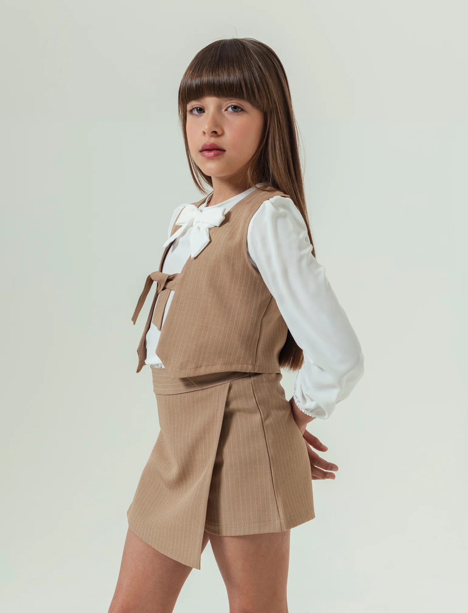 Gilet estivo gessato da bambina. - Beige