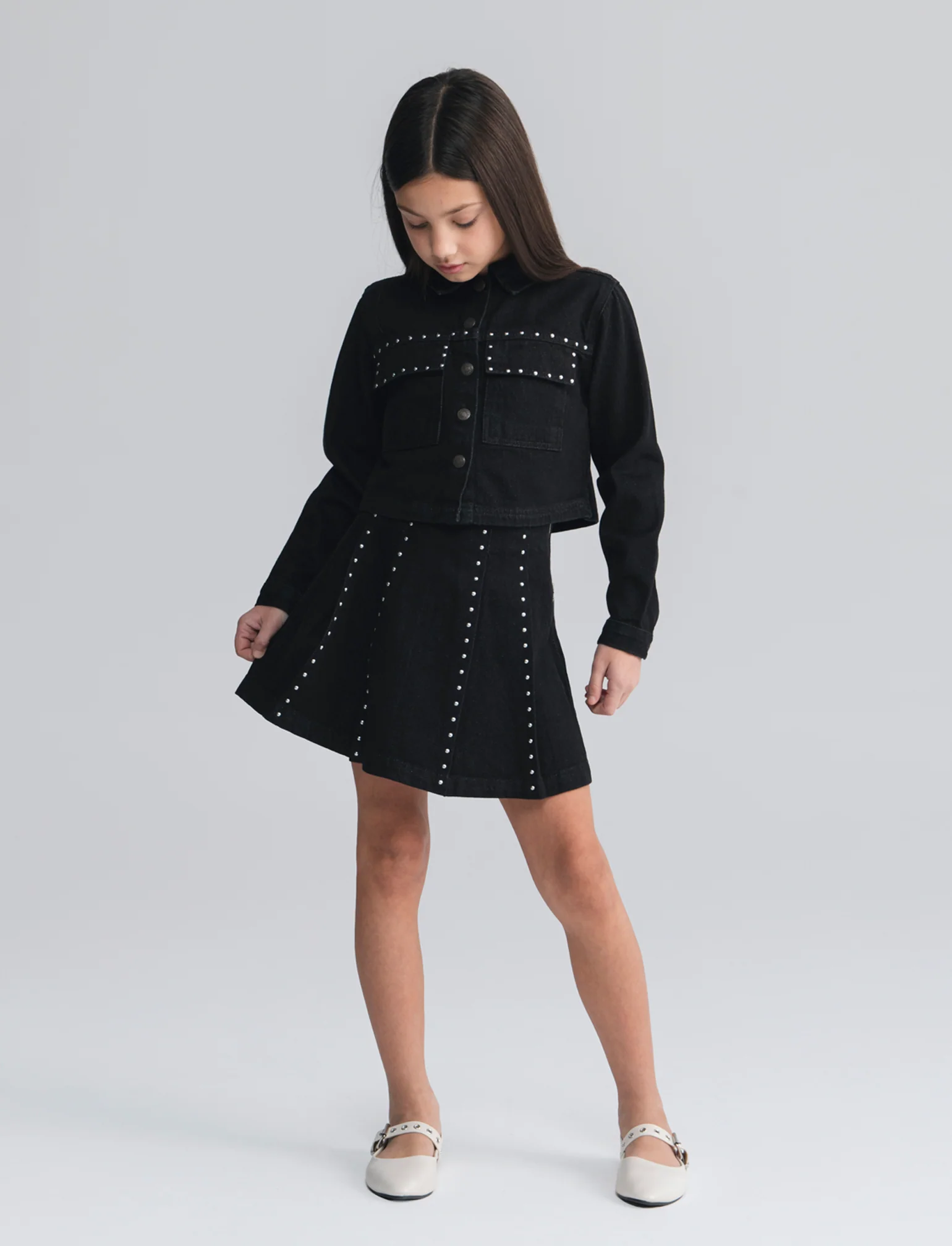 Gonna a pieghe in denim con borchie - Nero - Image 2