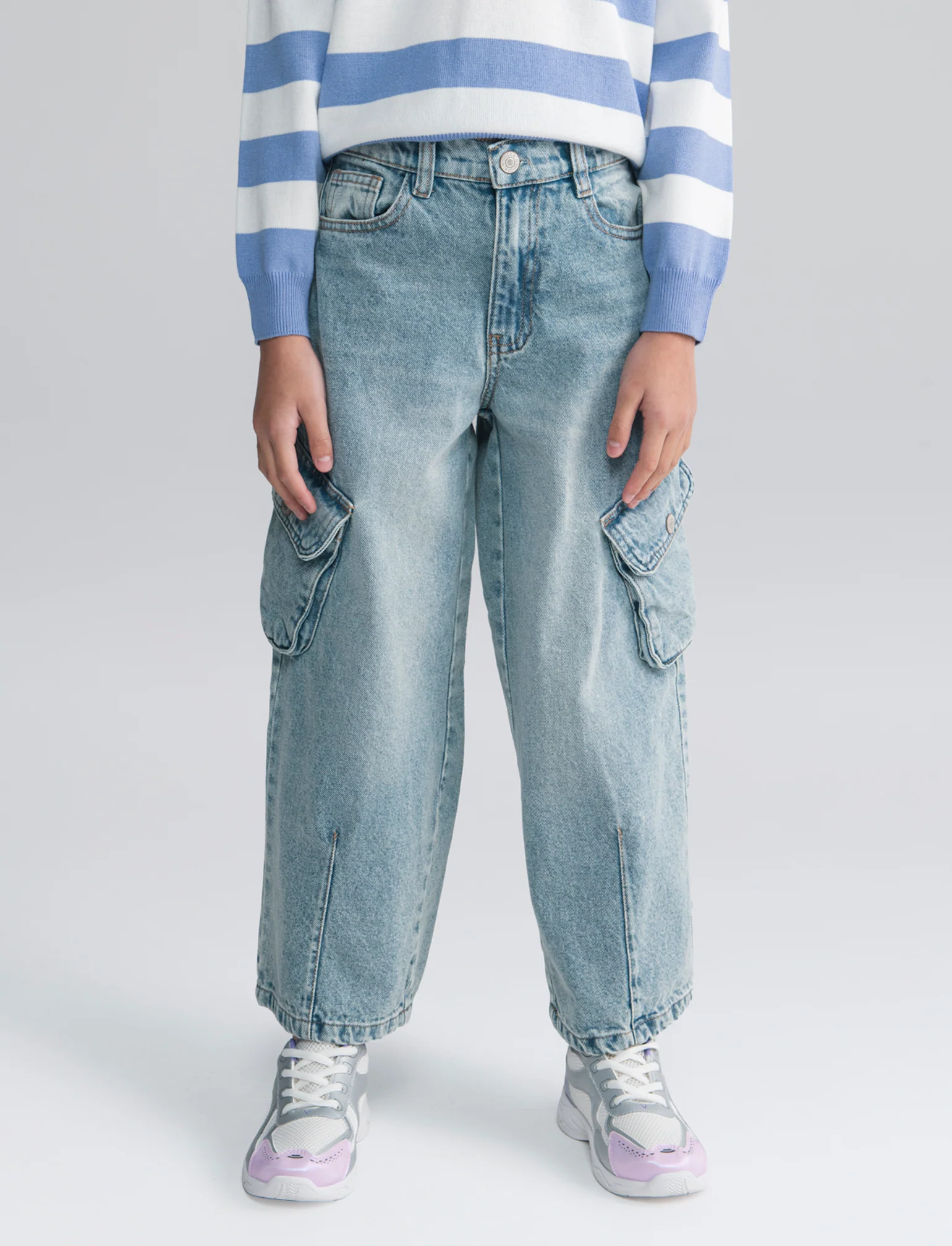 Jeans cargo ampi con tasconi laterali - Denim chiaro - Image 4