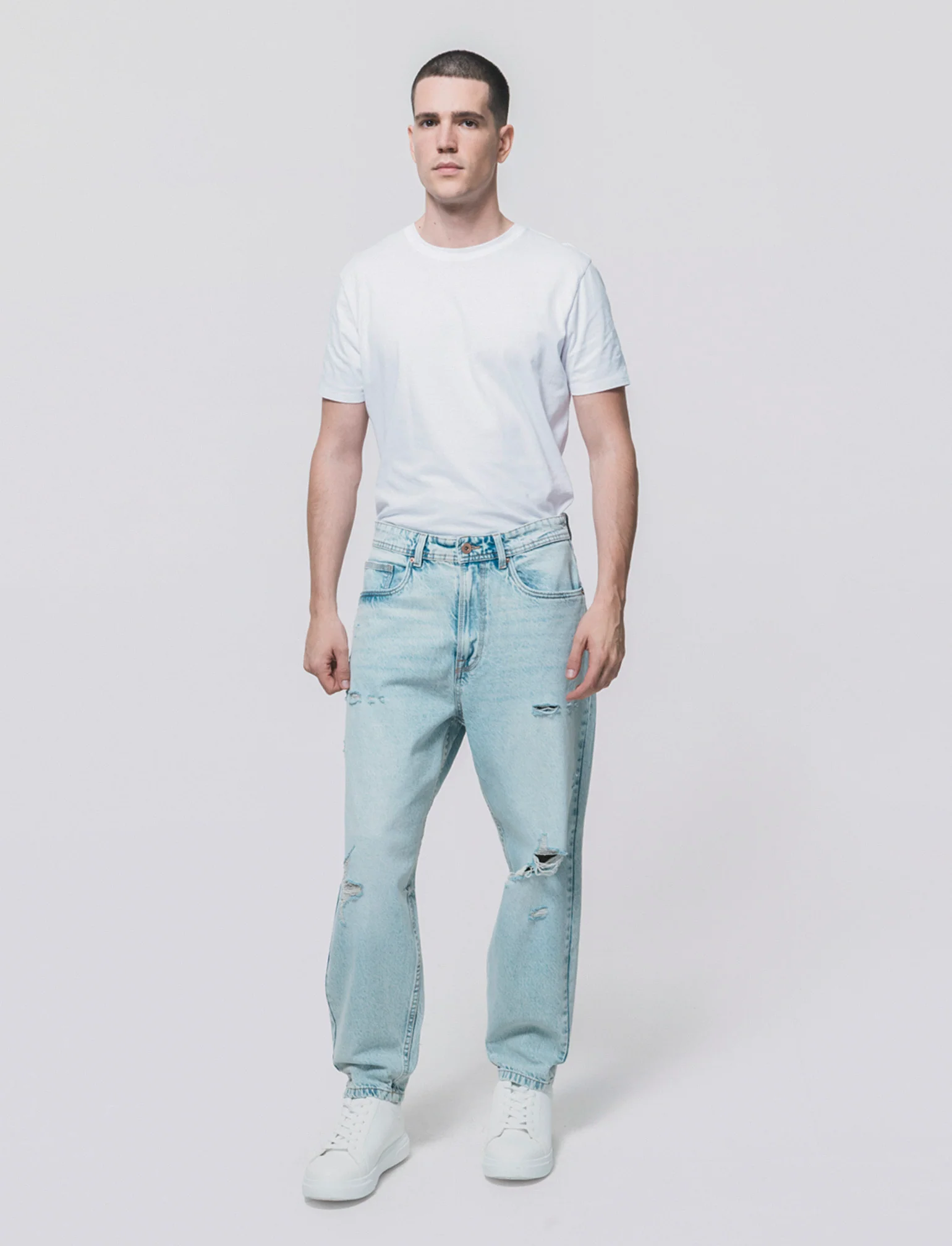 Jeans denim chiaro loose fit con strappi - Denim chiaro - Image 2