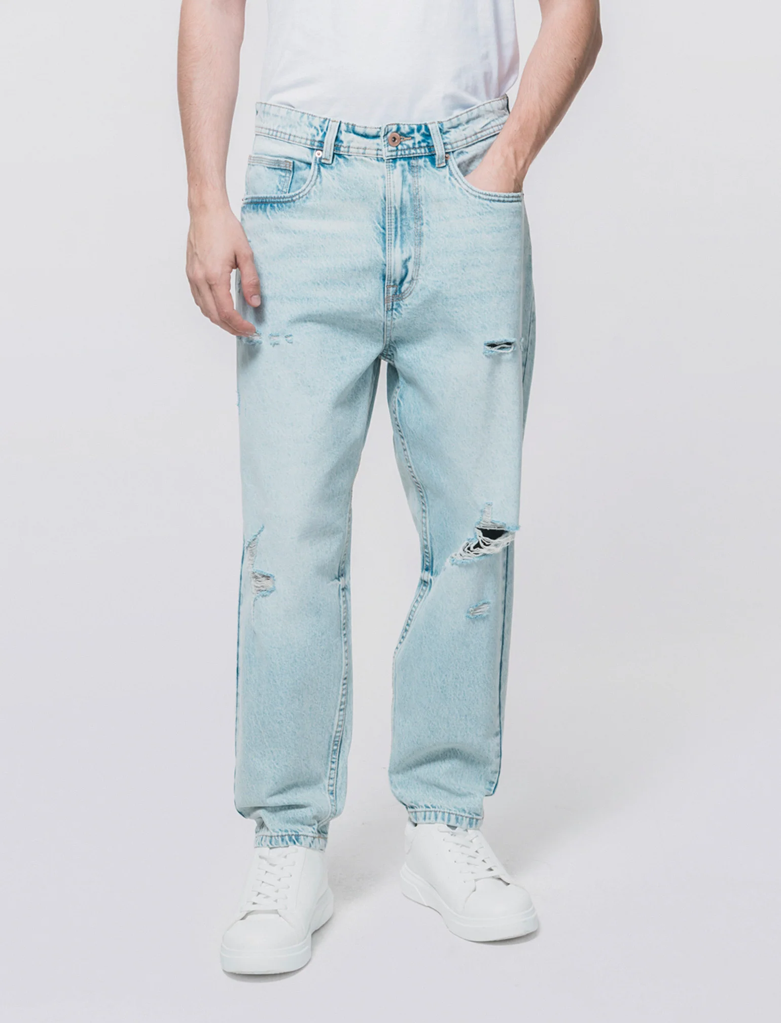 Jeans denim chiaro loose fit con strappi - Denim chiaro - Image 3
