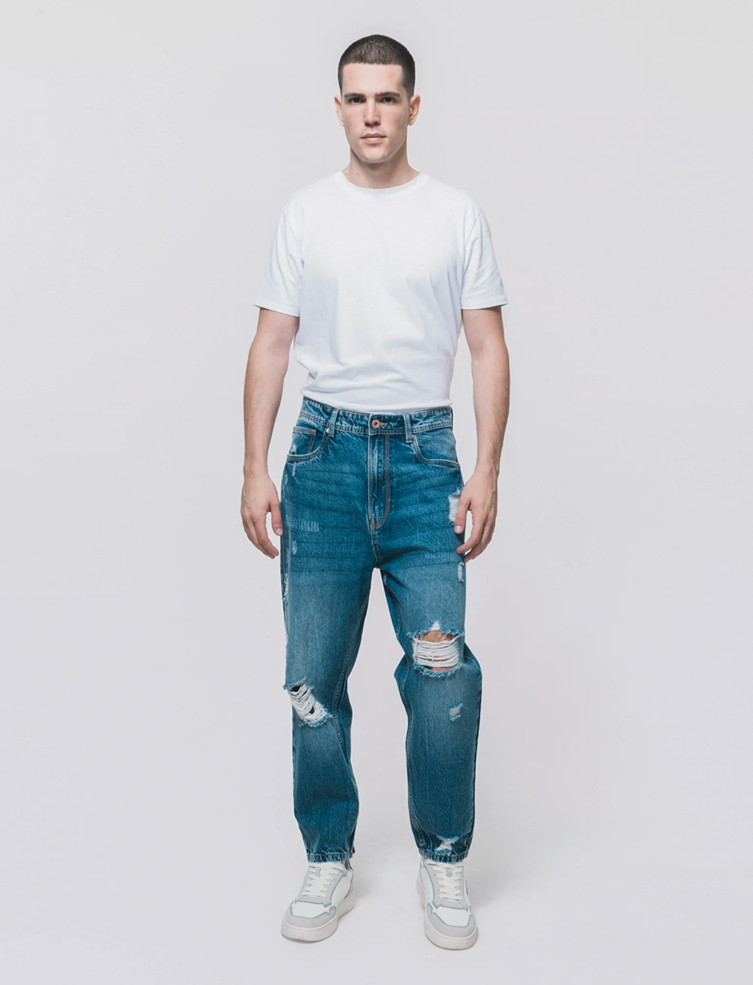 Jeans denim medio loose fit con strappi - Denim - Image 2