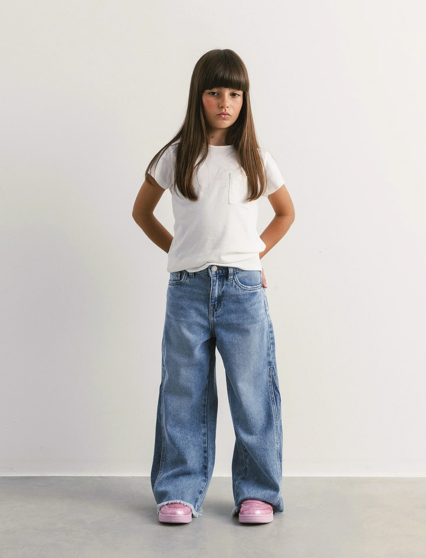 Jeans gamba larga da bambina con inserto laterale. - Denim