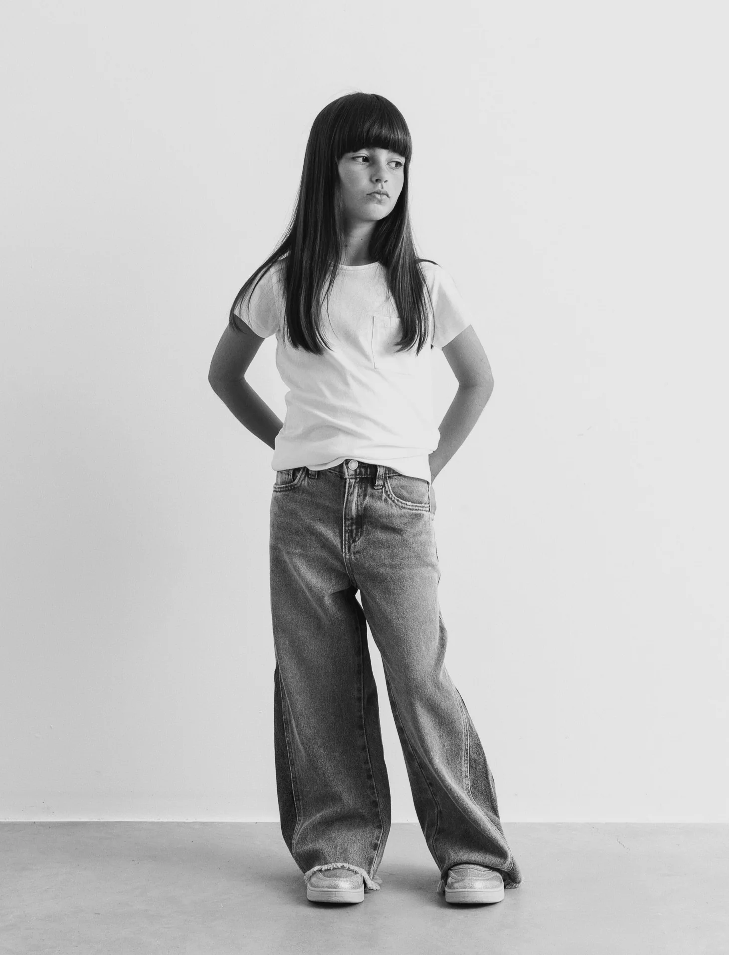 Jeans gamba larga da bambina con inserto laterale. - Denim - Image 2