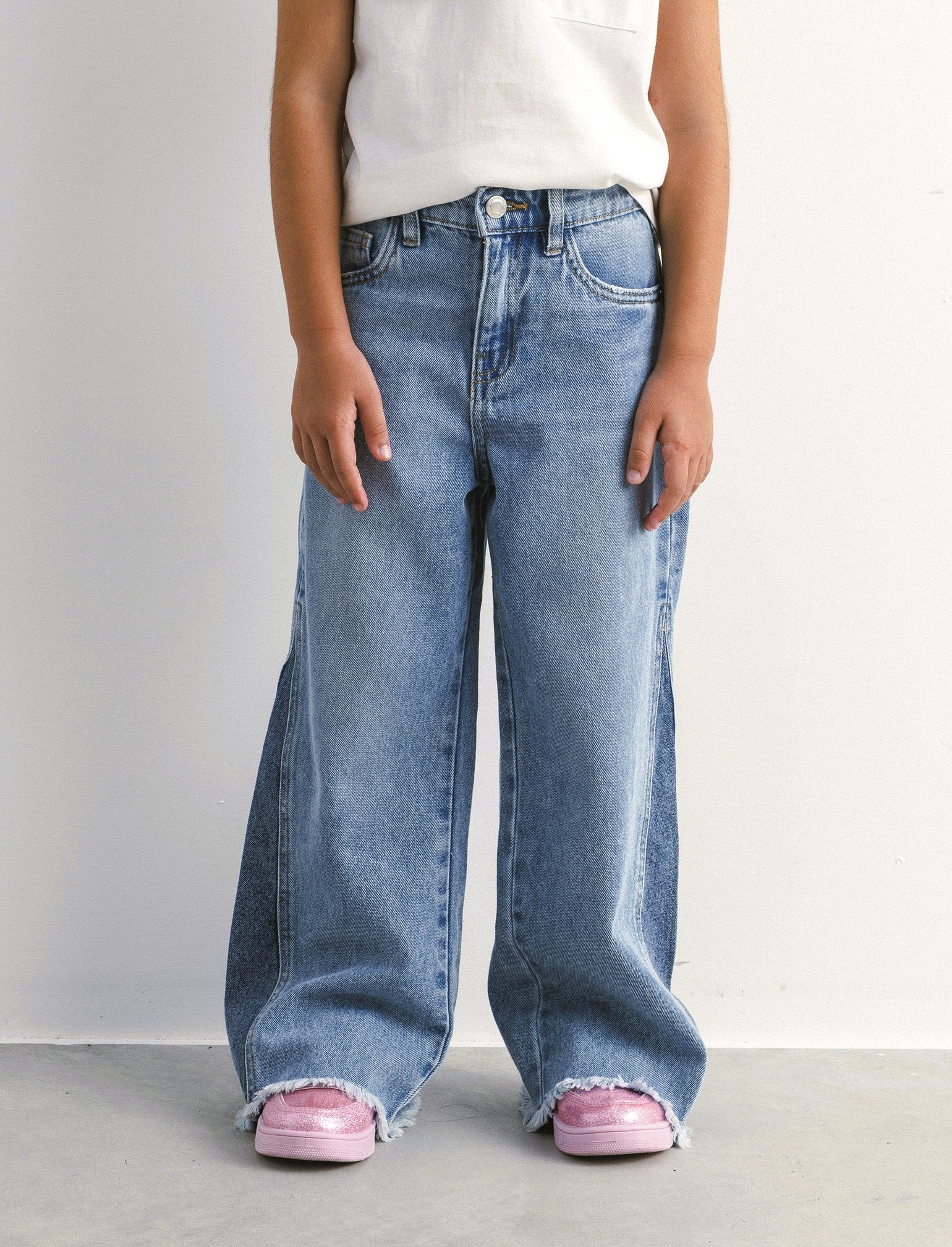 Jeans gamba larga da bambina con inserto laterale. - Denim - Image 3