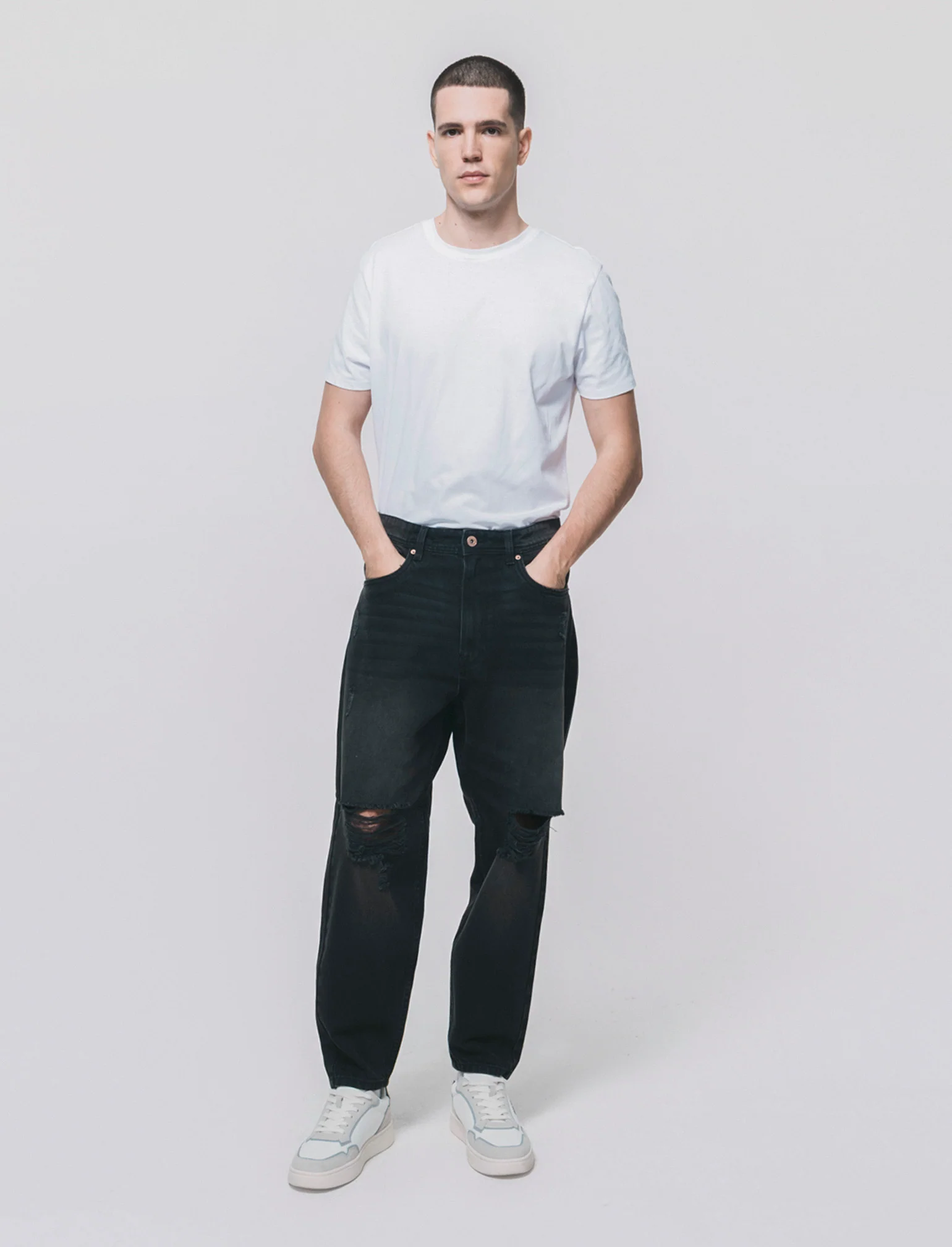 Jeans nero loose fit con strappi - Nero - Image 3