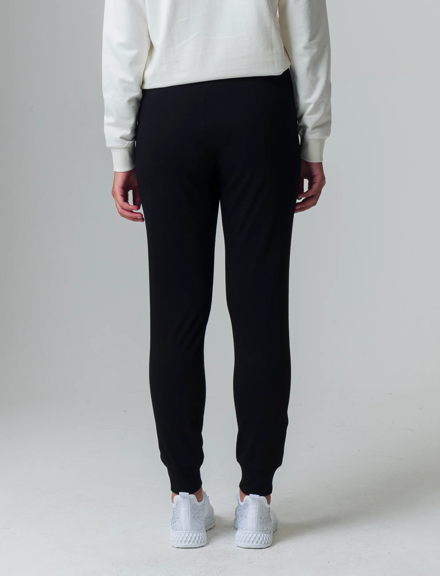 Jogger basico con tasche verticali da donna - Nero - Image 2