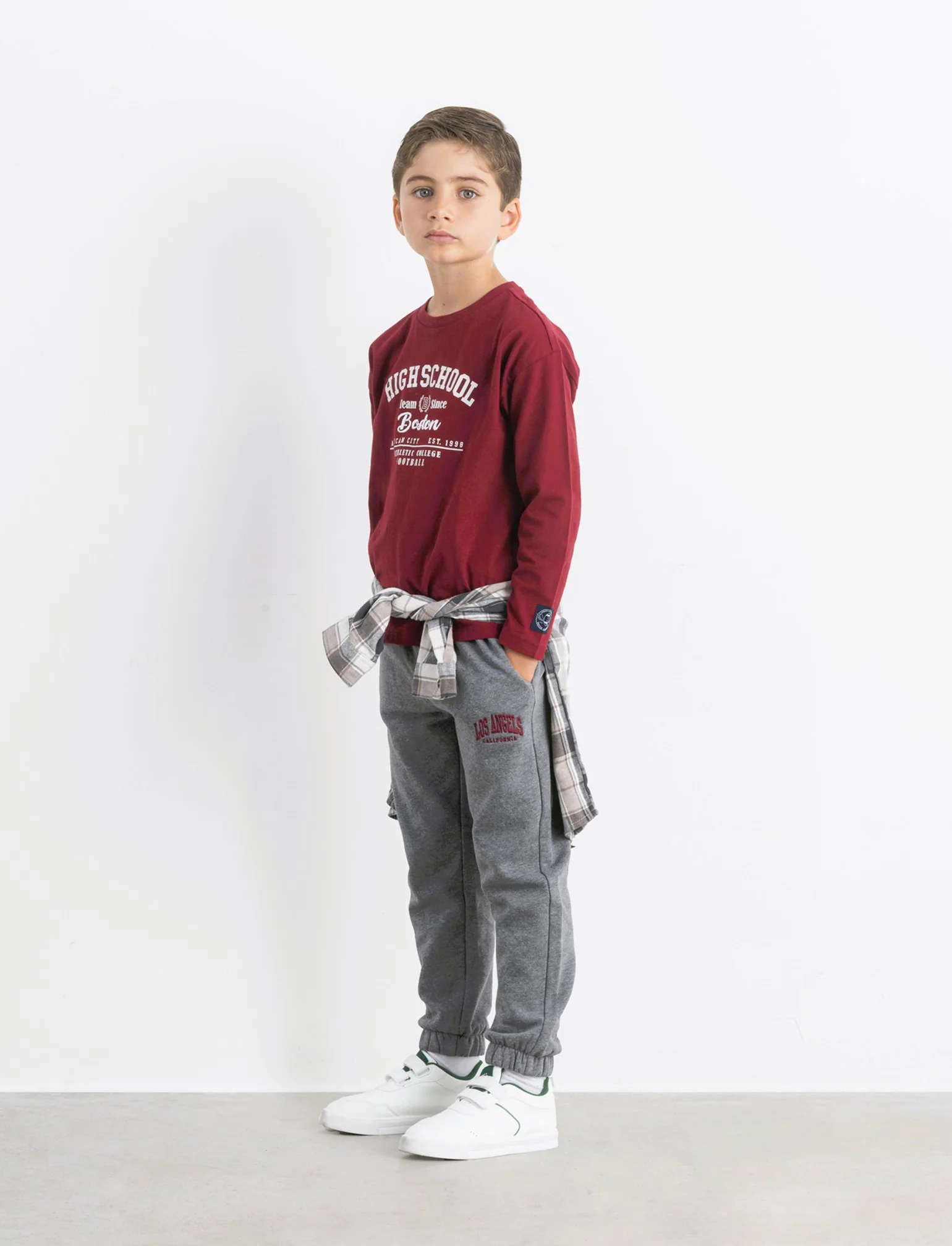 Jogger con ricamo college. - Grigio mel.