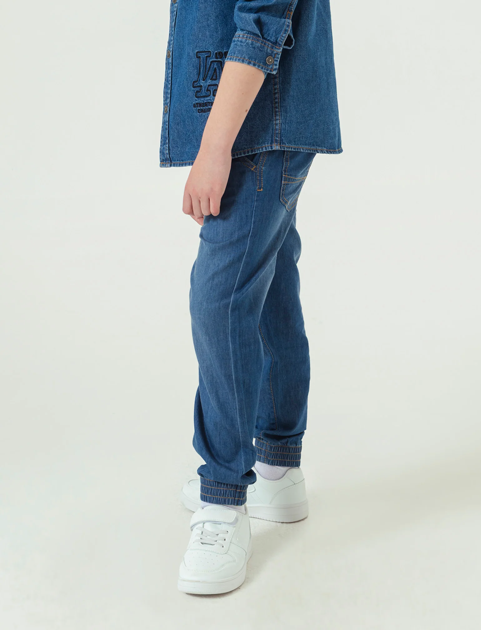 Jogger in denim leggero da bambino - Denim - Image 2