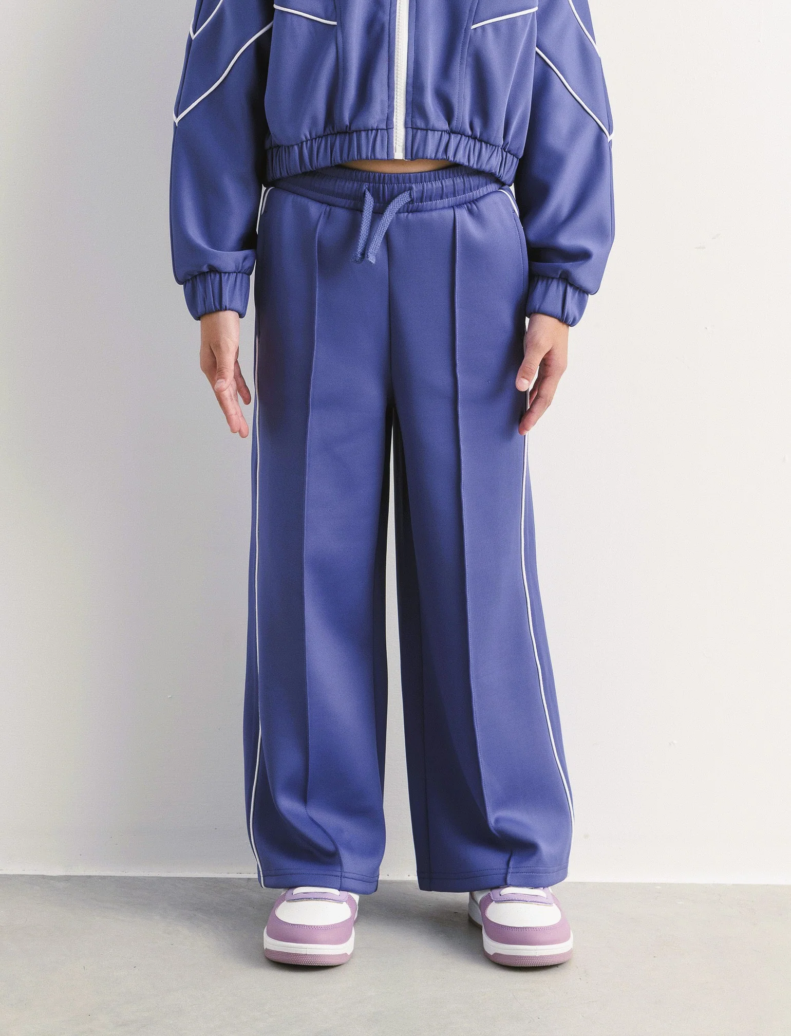 Jogger sport da bambina modello gamba larga con profili a contrasto. - Avion - Image 2