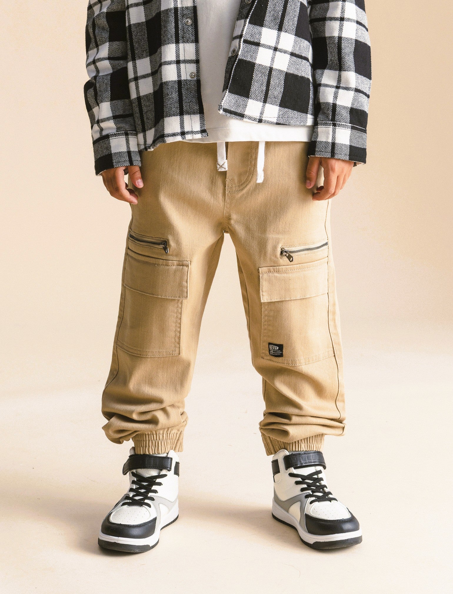 Jogging con tasconi. - Beige