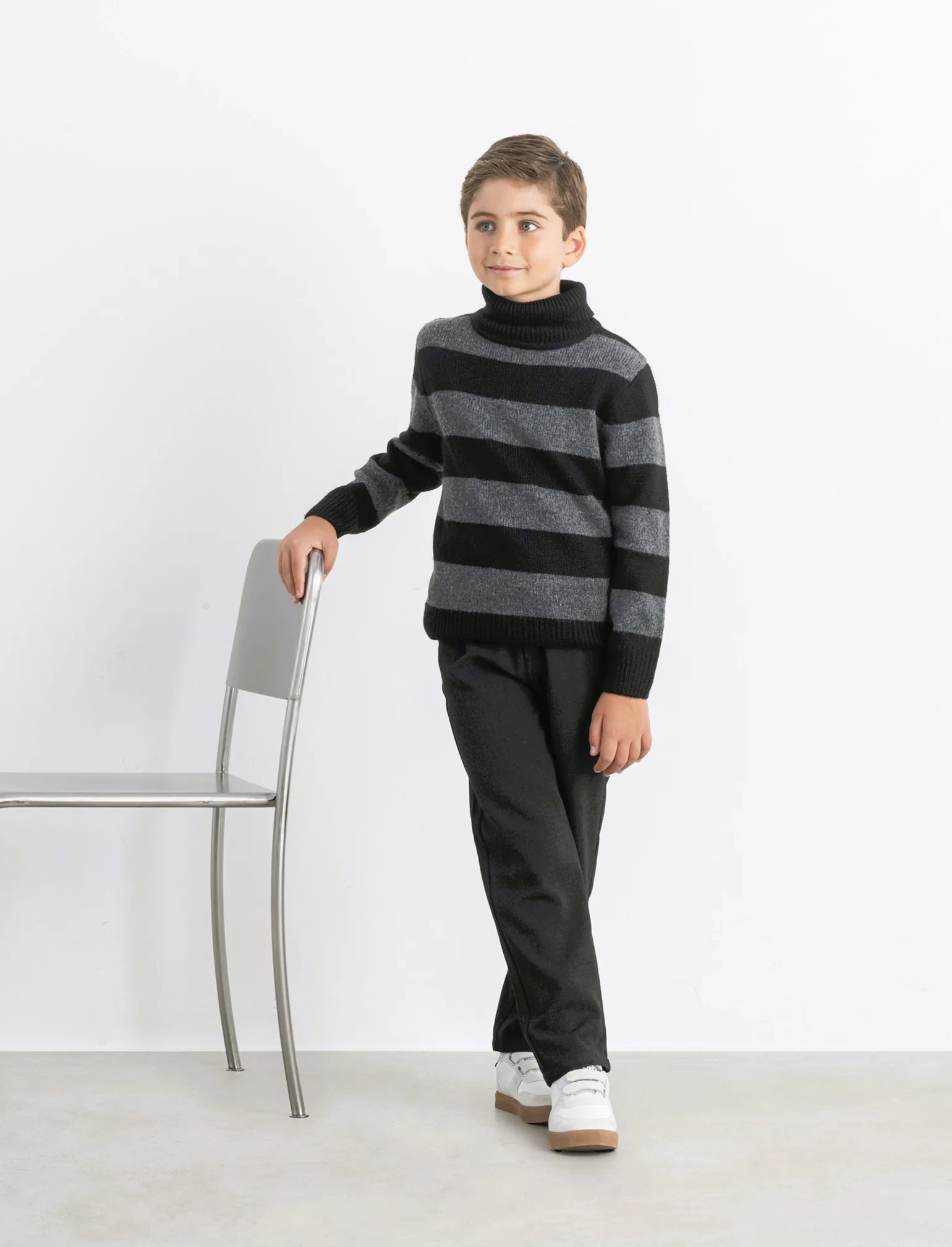 Maglia collo alto a righe. - Nero - Image 4