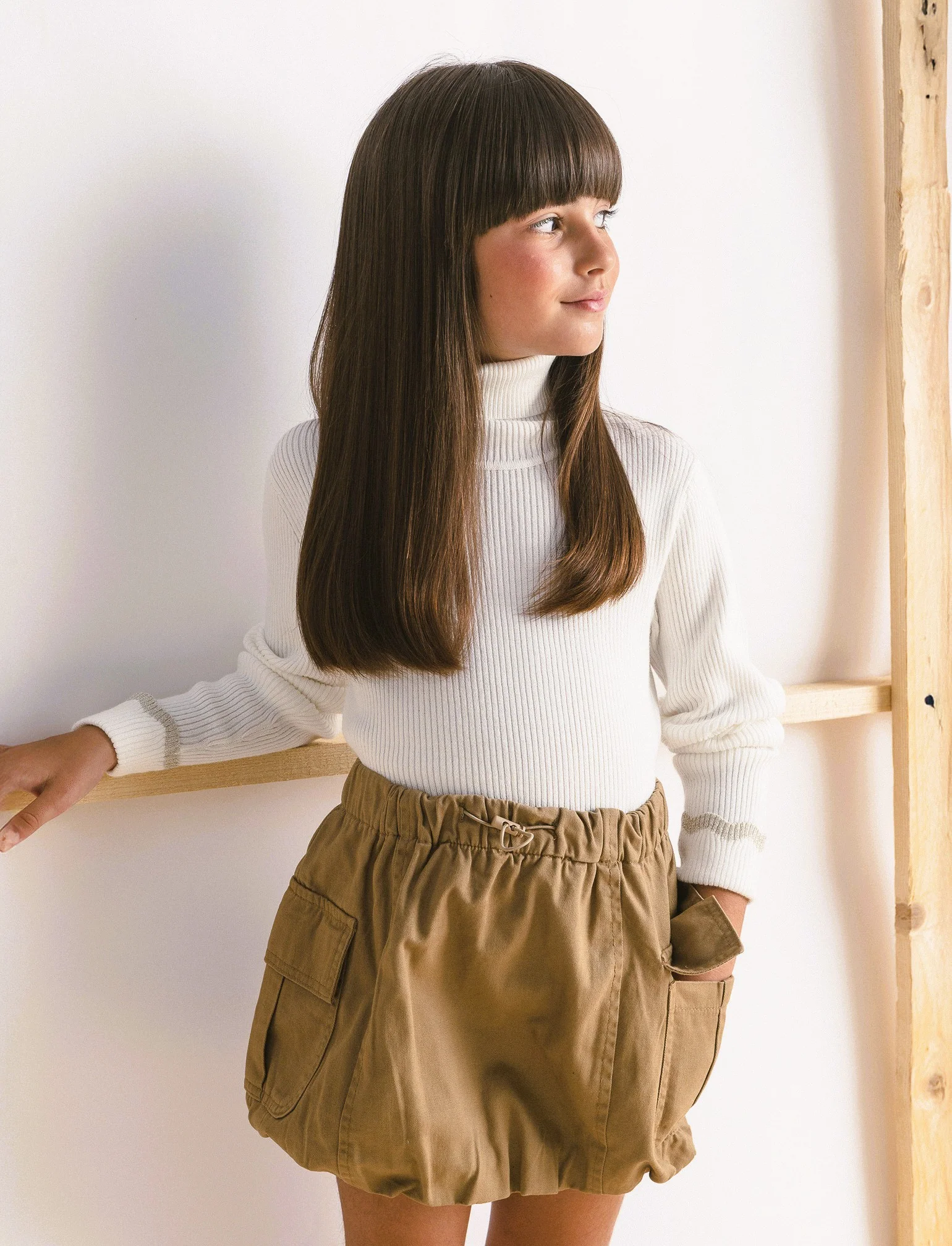 Maglia collo alto con dettaglio in fibra metallizzata al polsino. - Bianco latte