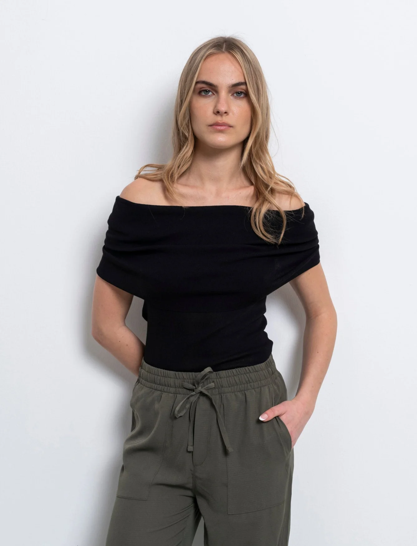 Maglia off shoulder da donna - Nero - Image 2