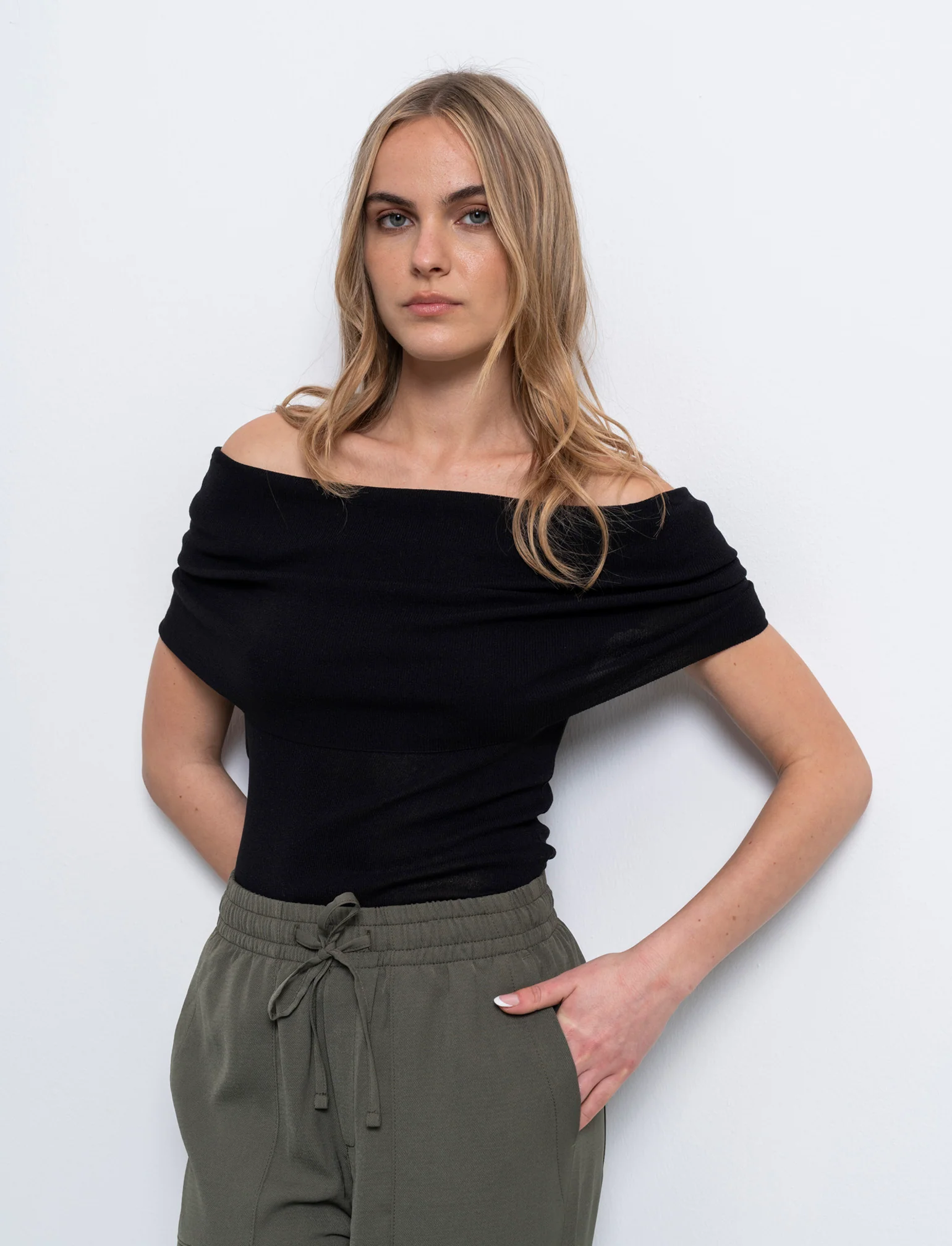 Maglia off shoulder da donna - Nero - Image 3