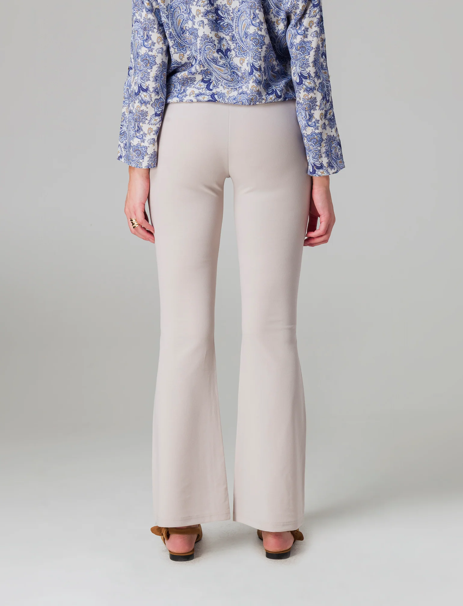 Pantalone basico flare da donna - Sabbia - Image 2