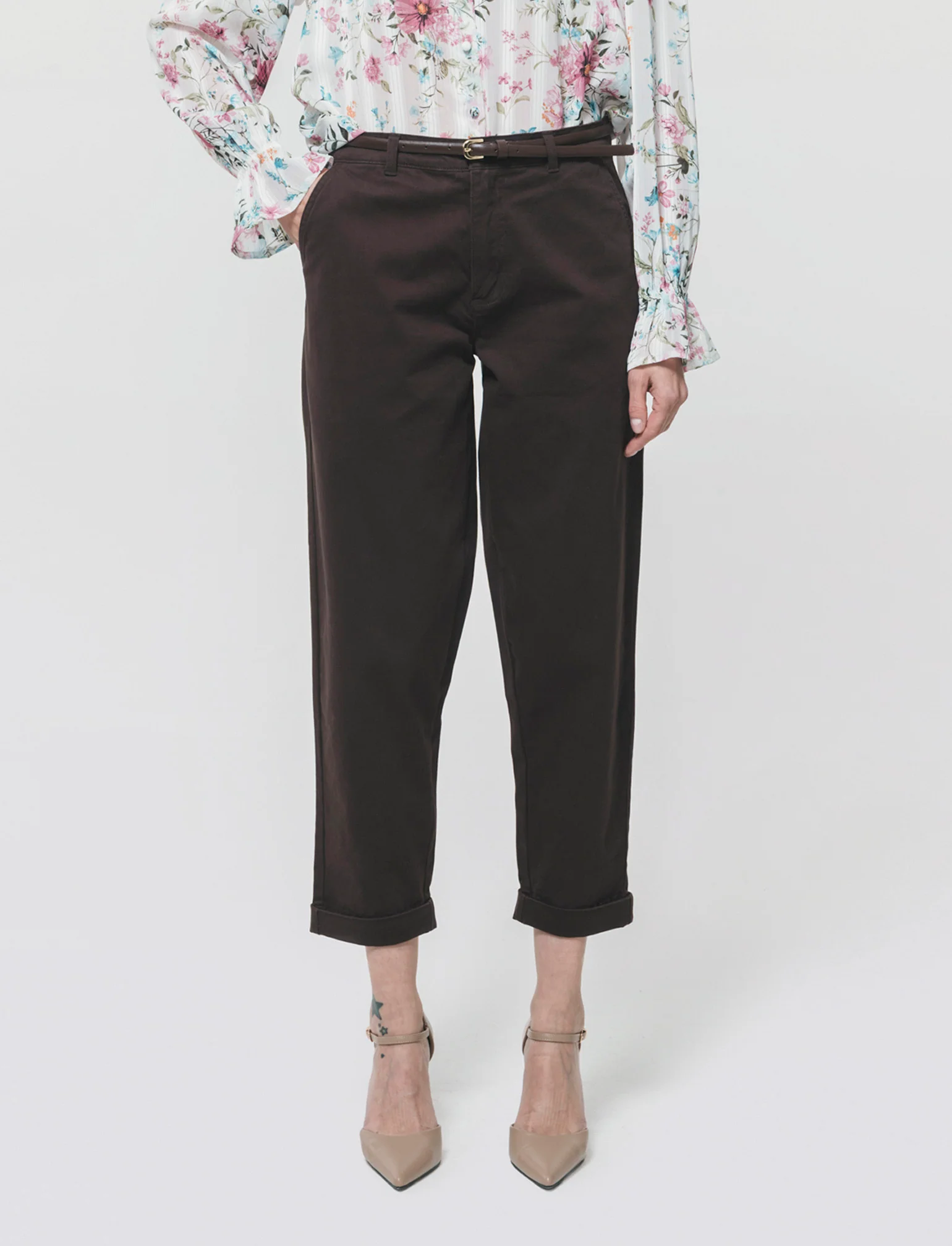 Pantalone Chino con Cintura e Risvolti - Moro - Image 4