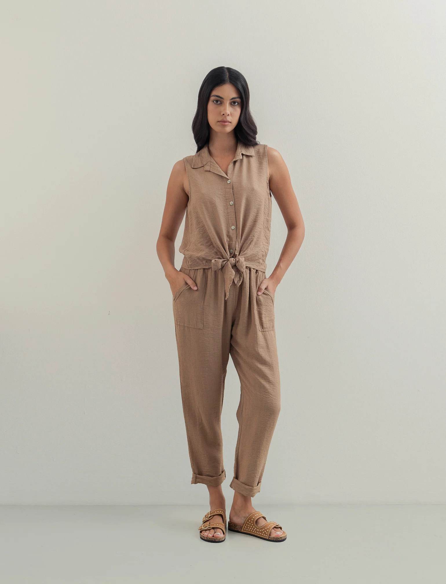 Pantalone con tasche a toppe ed elastico in vita - Cammello