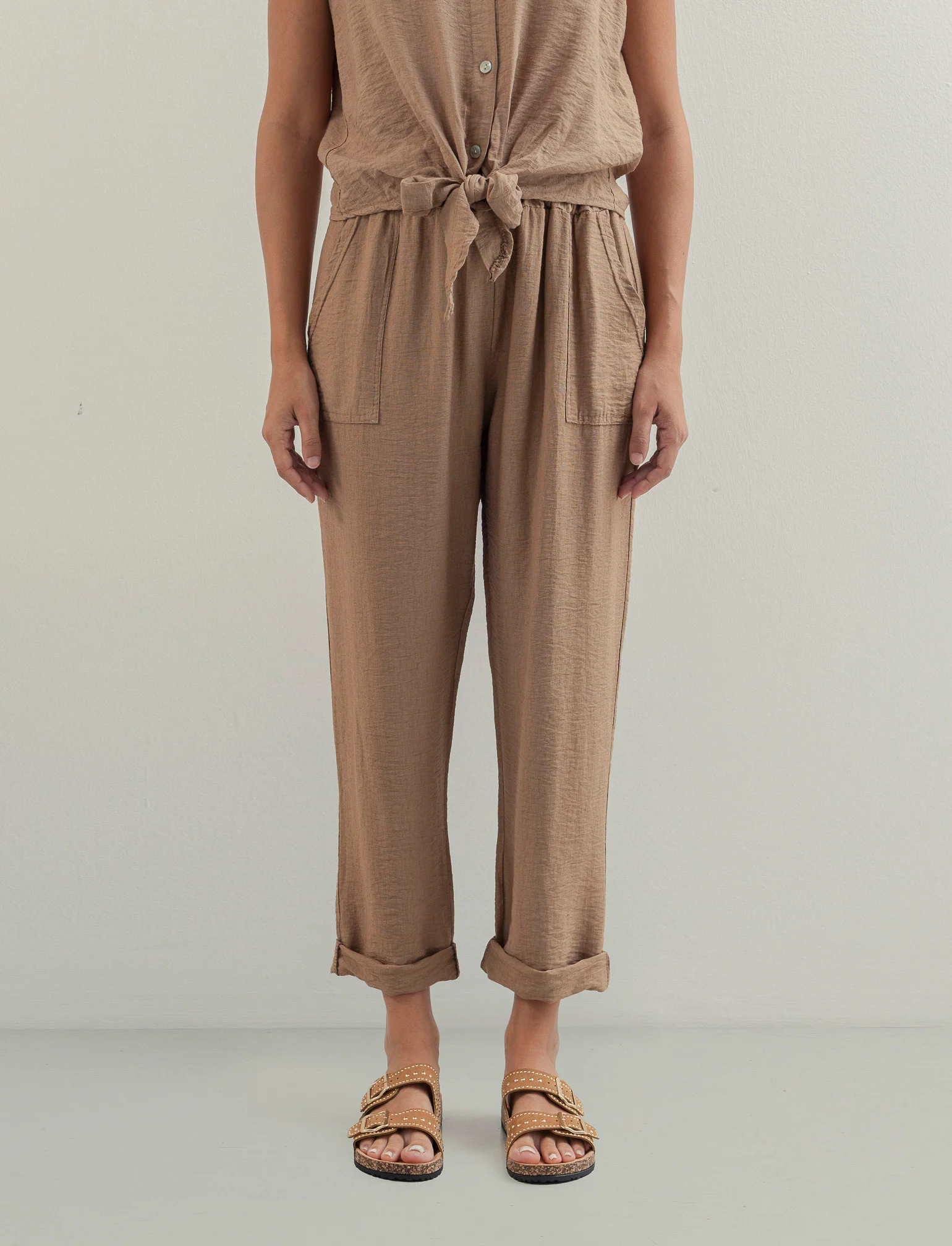 Pantalone con tasche a toppe ed elastico in vita - Cammello - Image 2