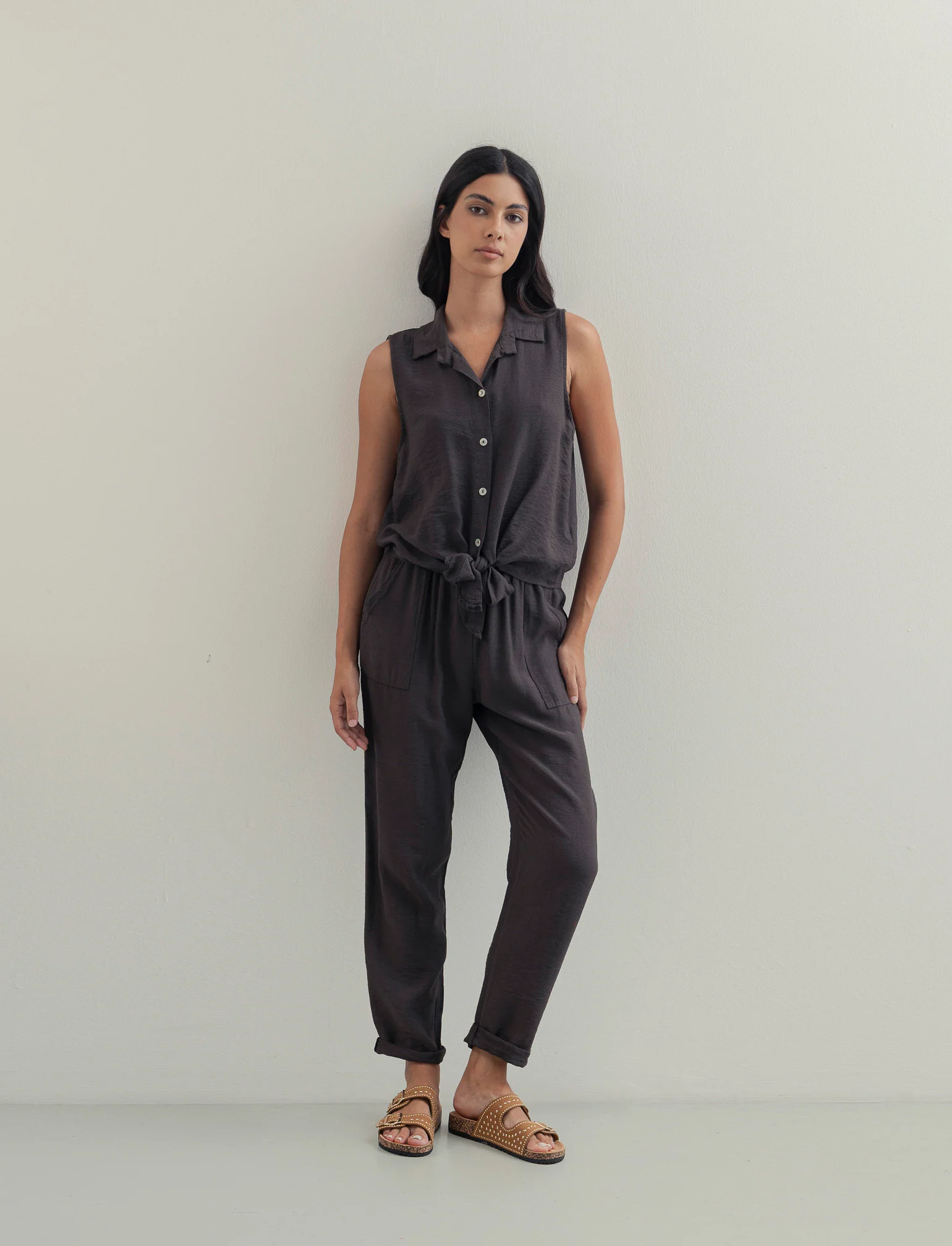Pantalone con tasche a toppe ed elastico in vita - Moro