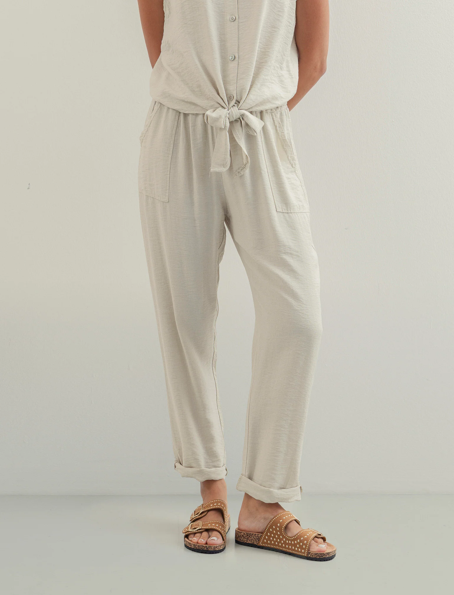Pantalone con tasche a toppe ed elastico in vita - Sabbia - Image 2