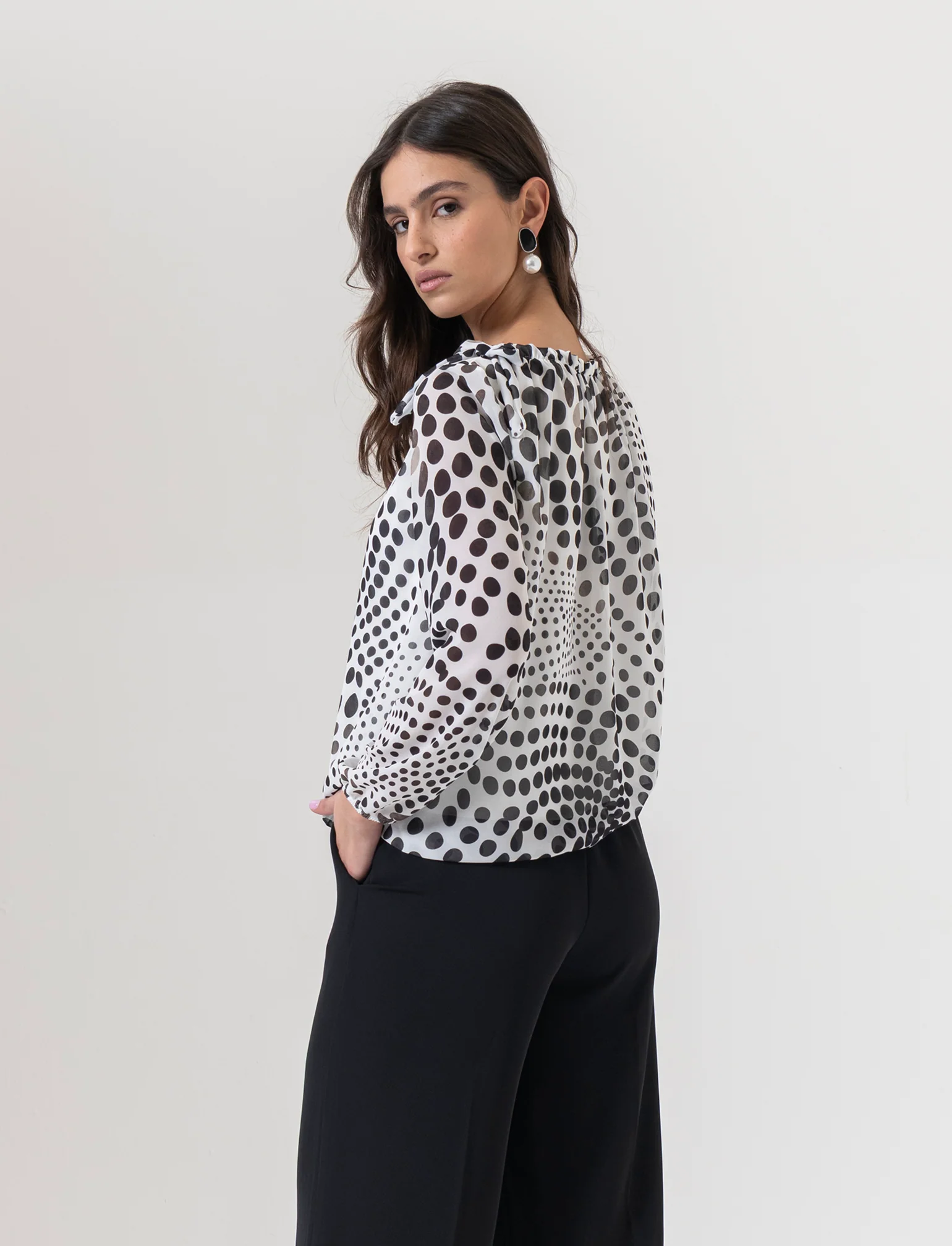 Pantalone coulotte con tasche ed elastico al dietro - Nero - Image 2