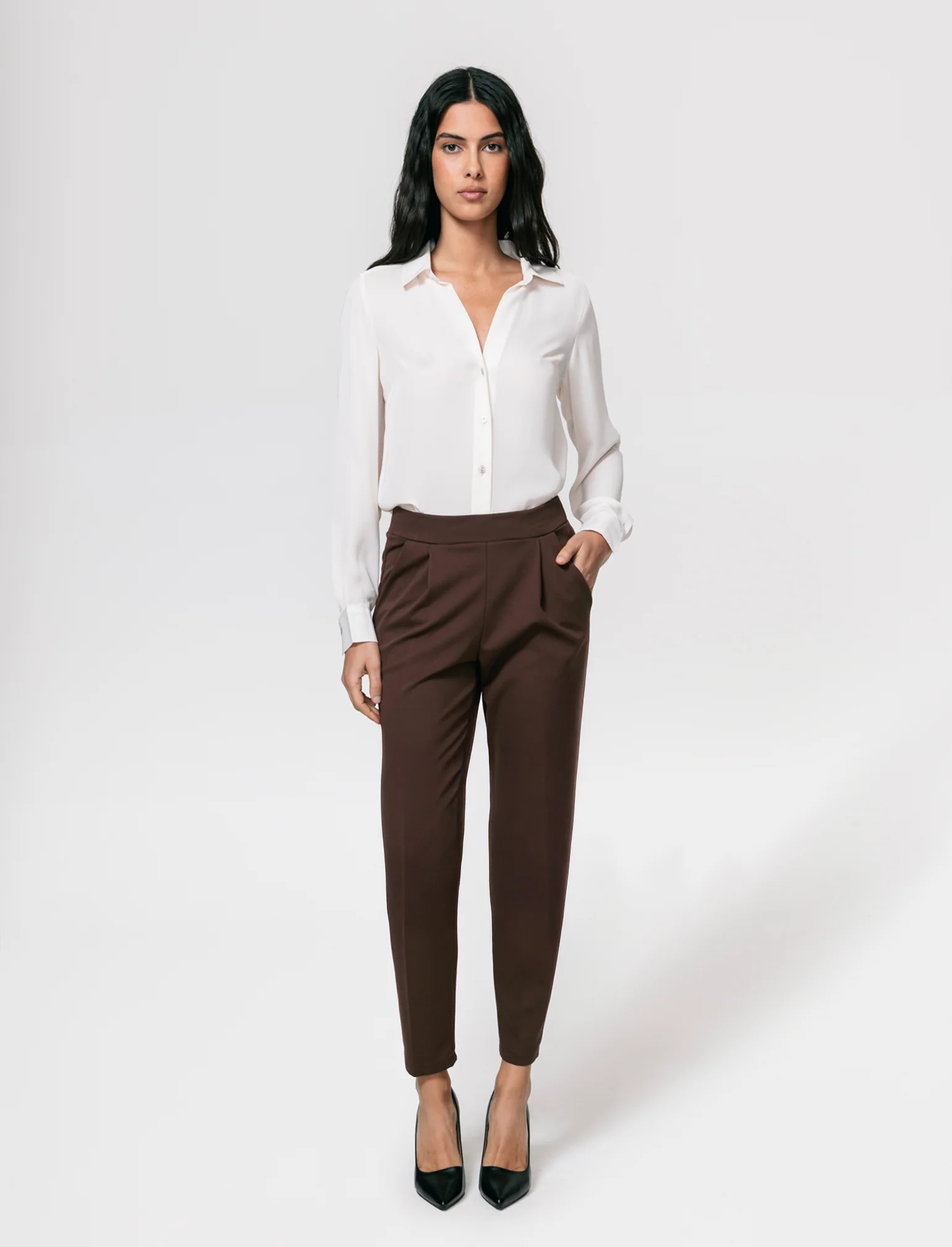 Pantalone elegante con taglio dritto, pieghe frontali e cintura rivestita - Moro - Image 3