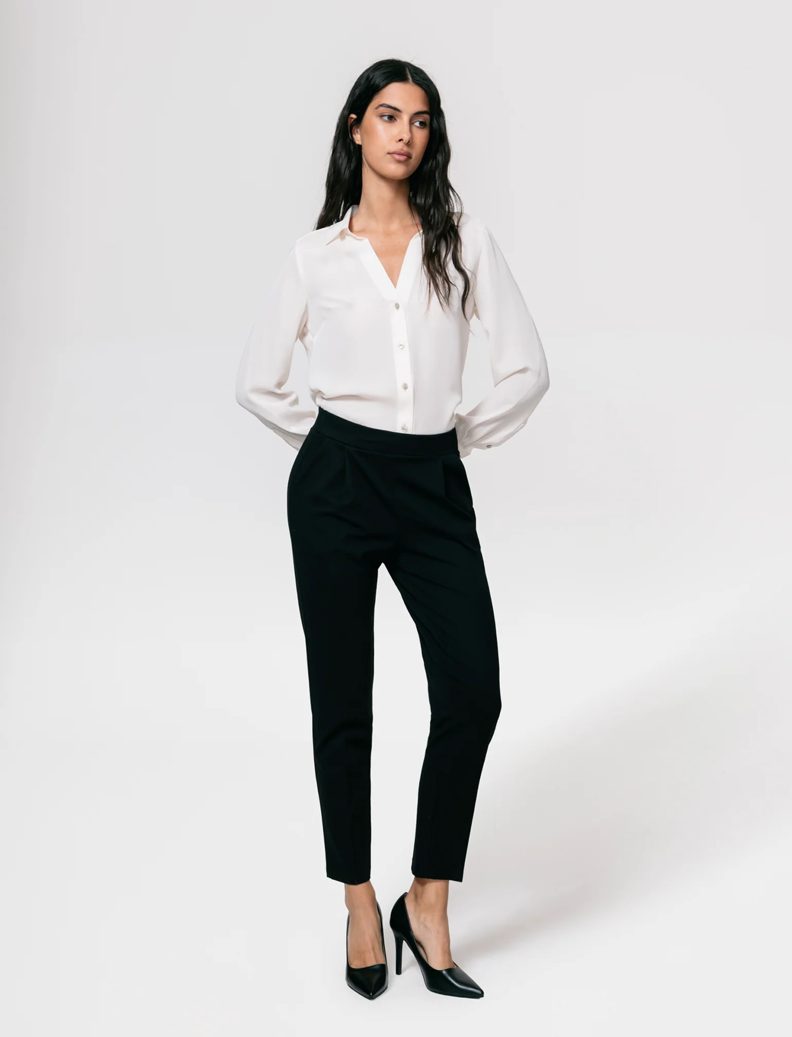 Pantalone elegante con taglio dritto, pieghe frontali e cintura rivestita - Nero - Image 4