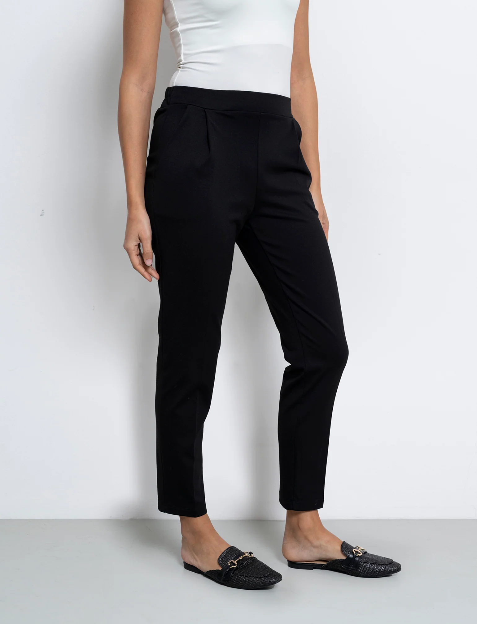Pantalone elegante con taglio dritto, pieghe frontali e fascia elastica in vita. - Nero