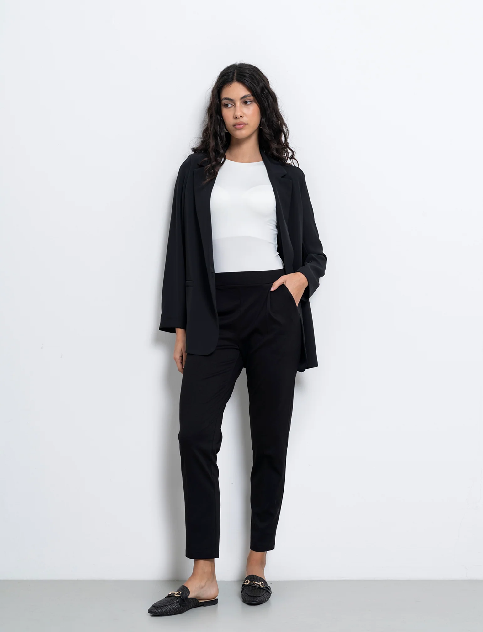 Pantalone elegante con taglio dritto, pieghe frontali e fascia elastica in vita. - Nero - Image 3