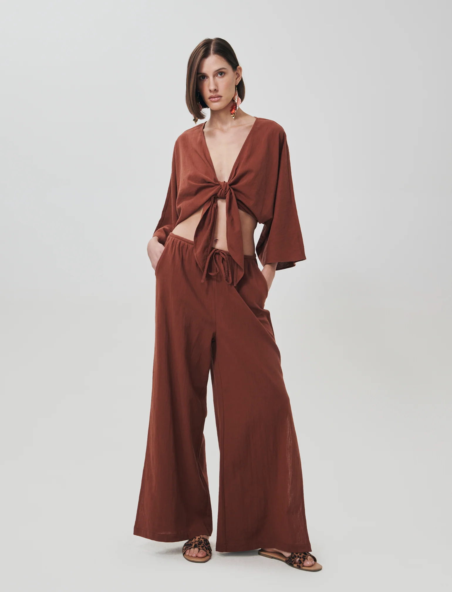 Pantalone Gamba Larga con Spacchi Laterali - Cognac - Image 3