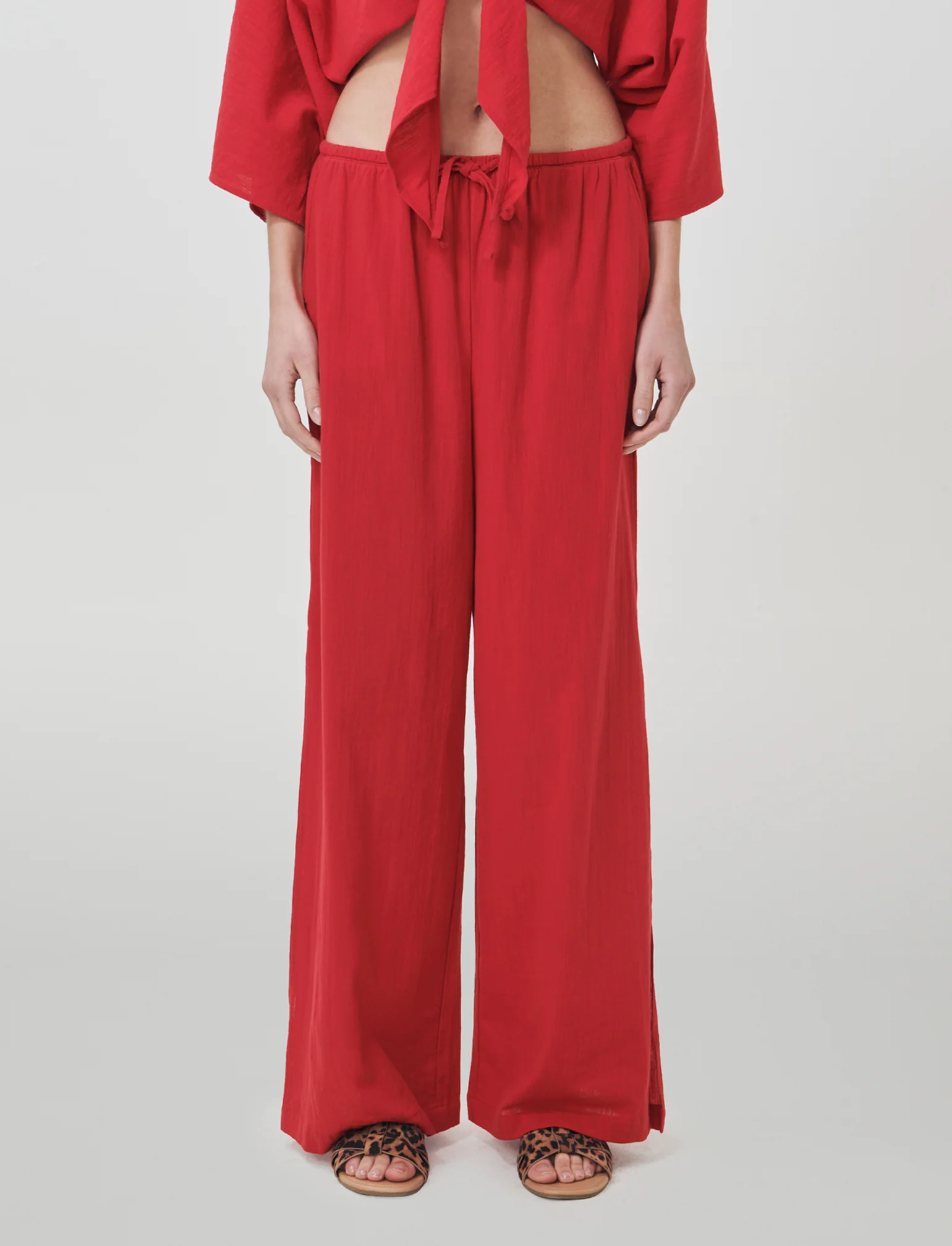 Pantalone Gamba Larga con Spacchi Laterali - Rosso - Image 2