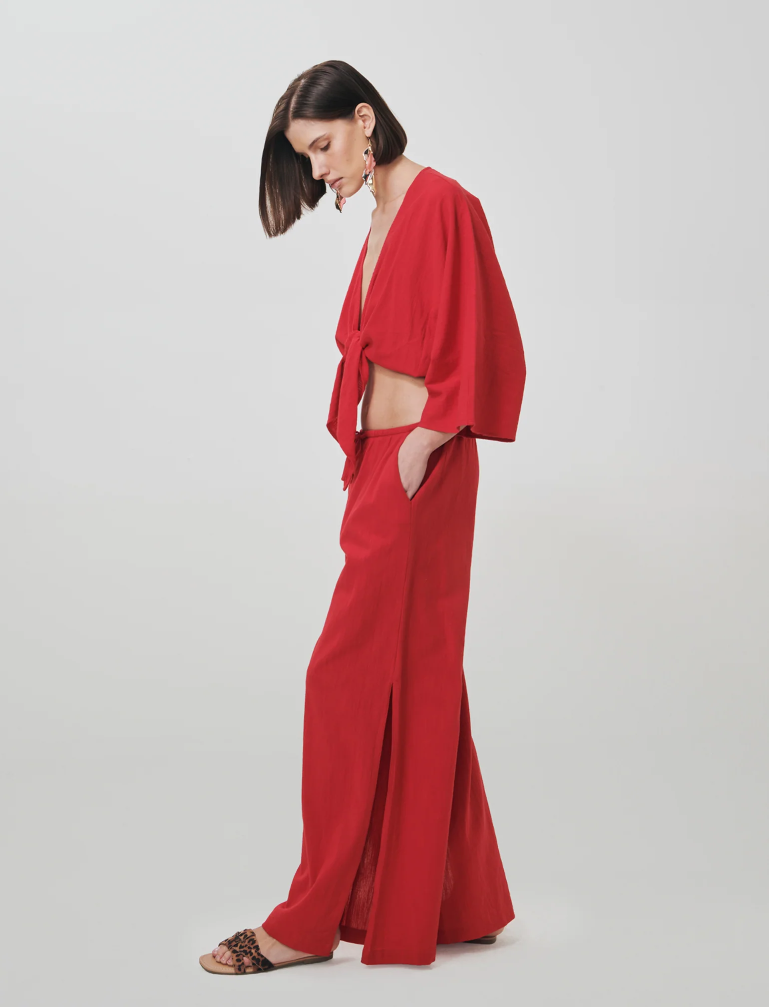 Pantalone Gamba Larga con Spacchi Laterali - Rosso - Image 3