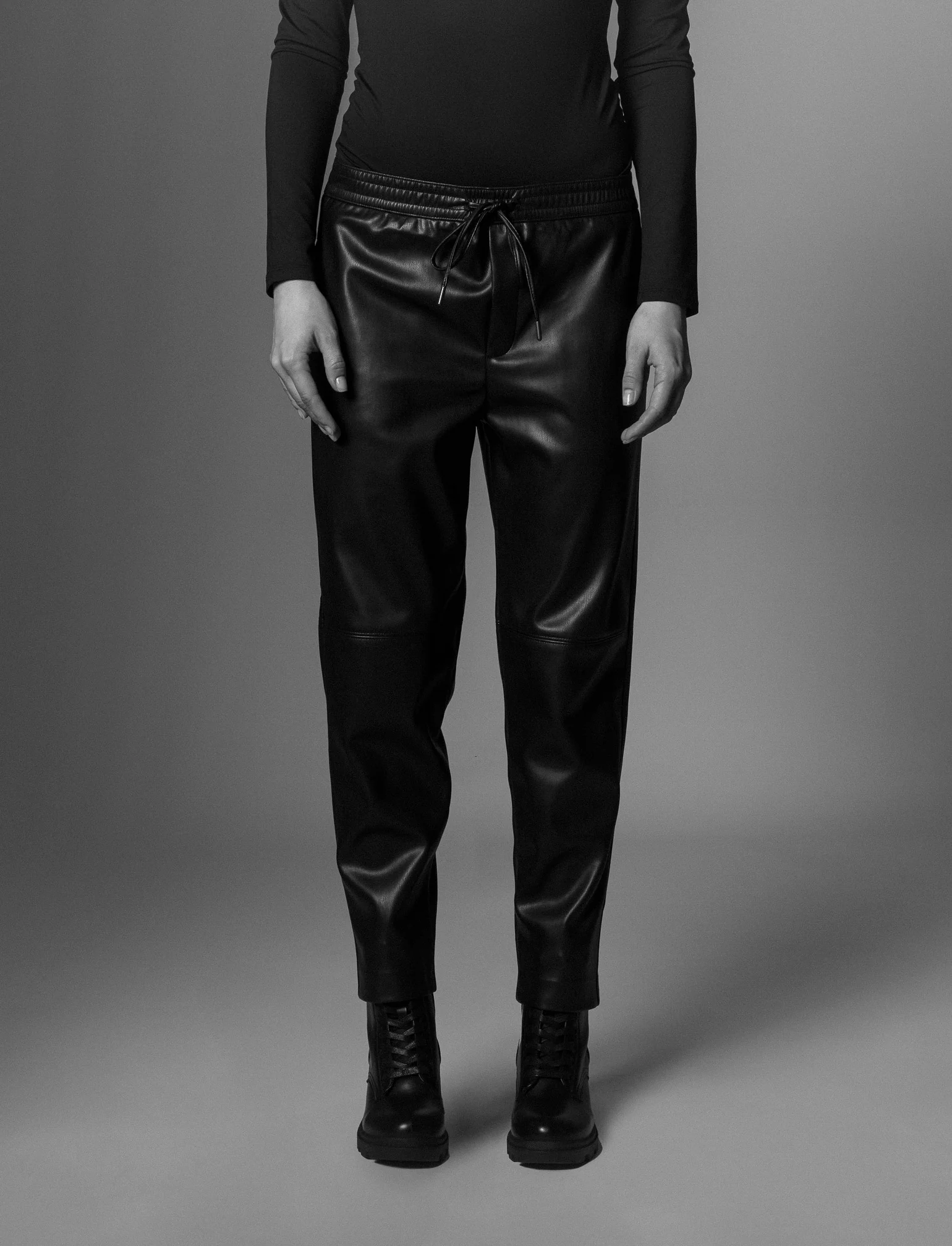 PANTALONE IN TESSUTO EFFETTO PELLE - Nero - Image 4