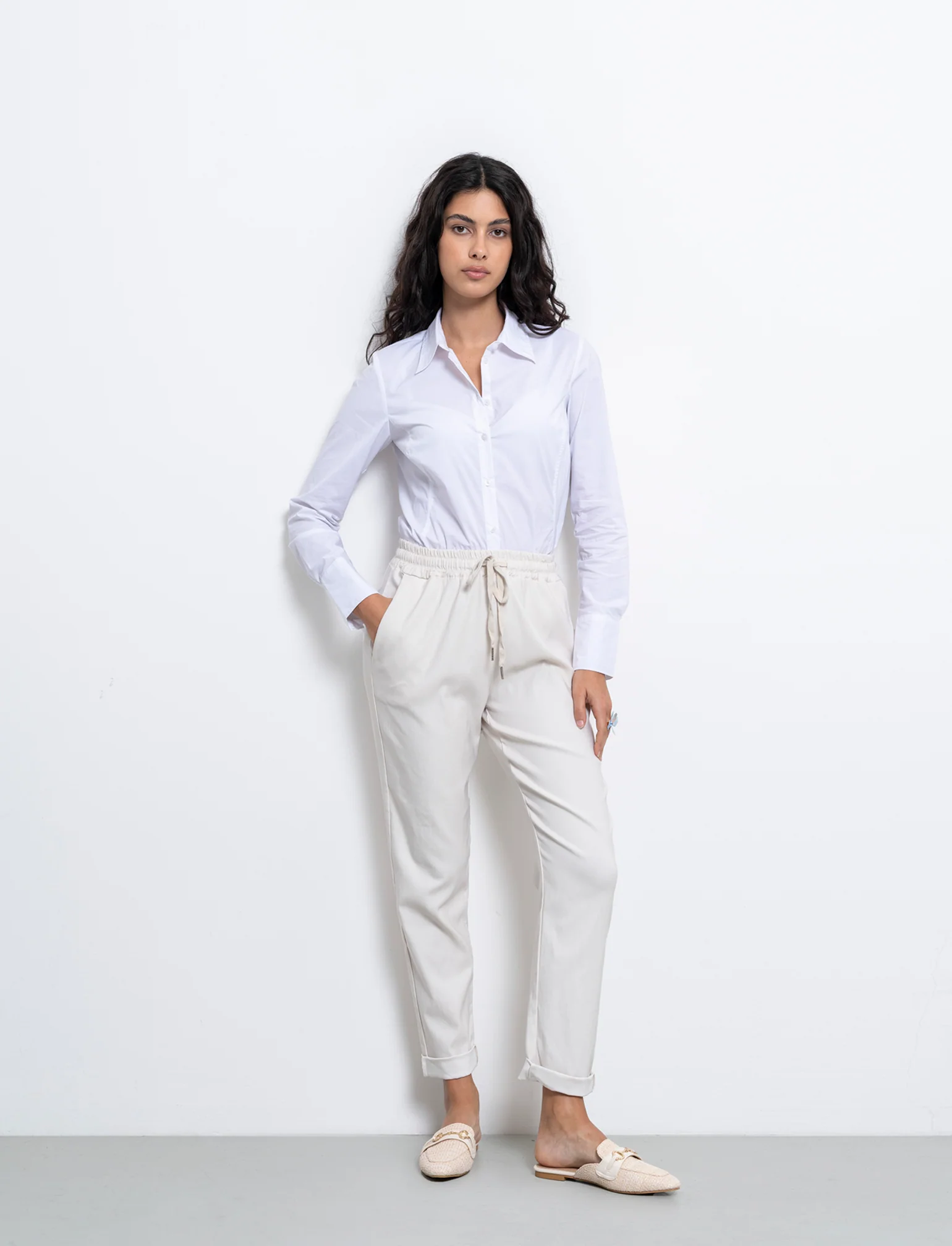 Pantalone in tessuto elasticizzato con coulisse in vita - Beige - Image 2