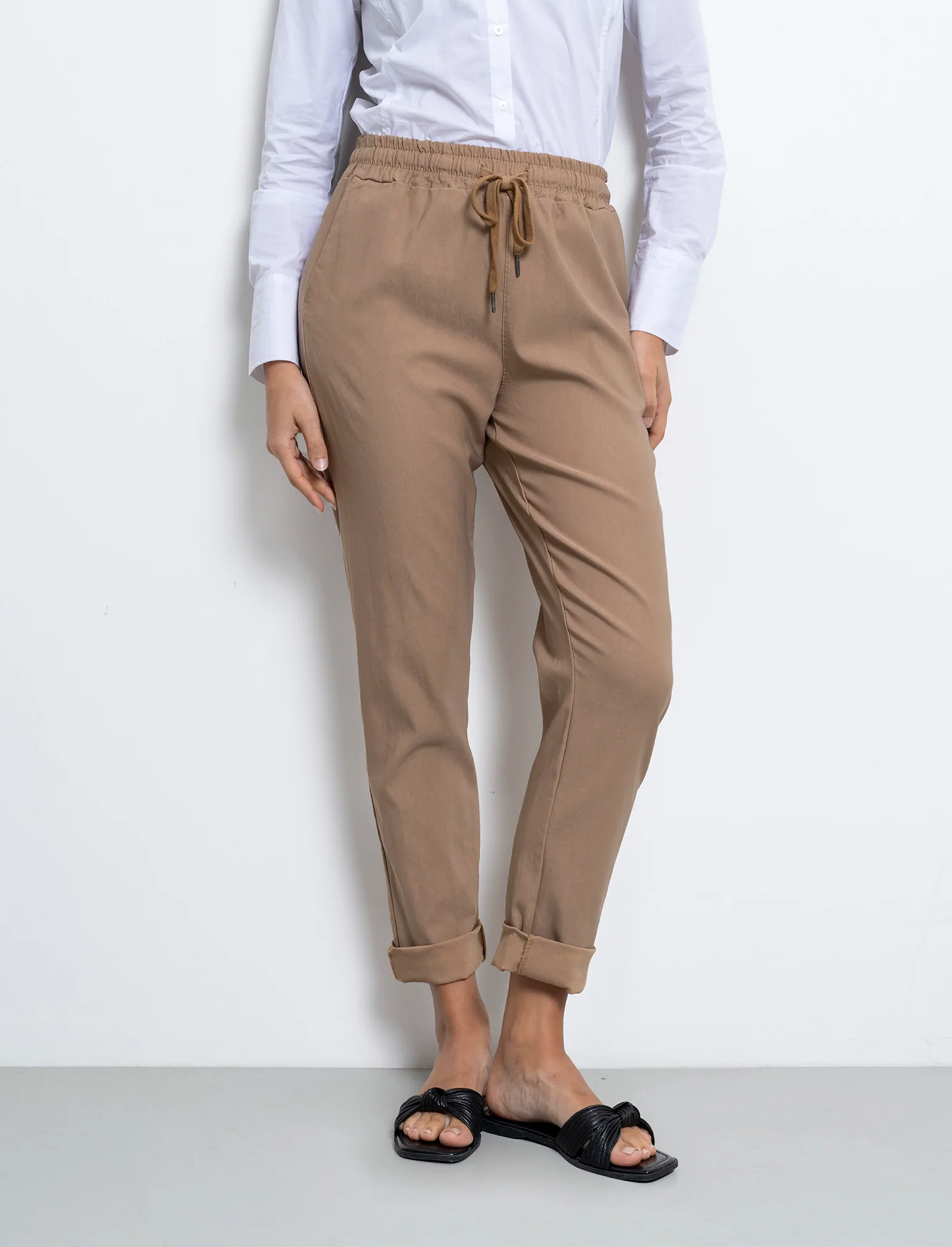 Pantalone in tessuto elasticizzato con coulisse in vita - Cammello