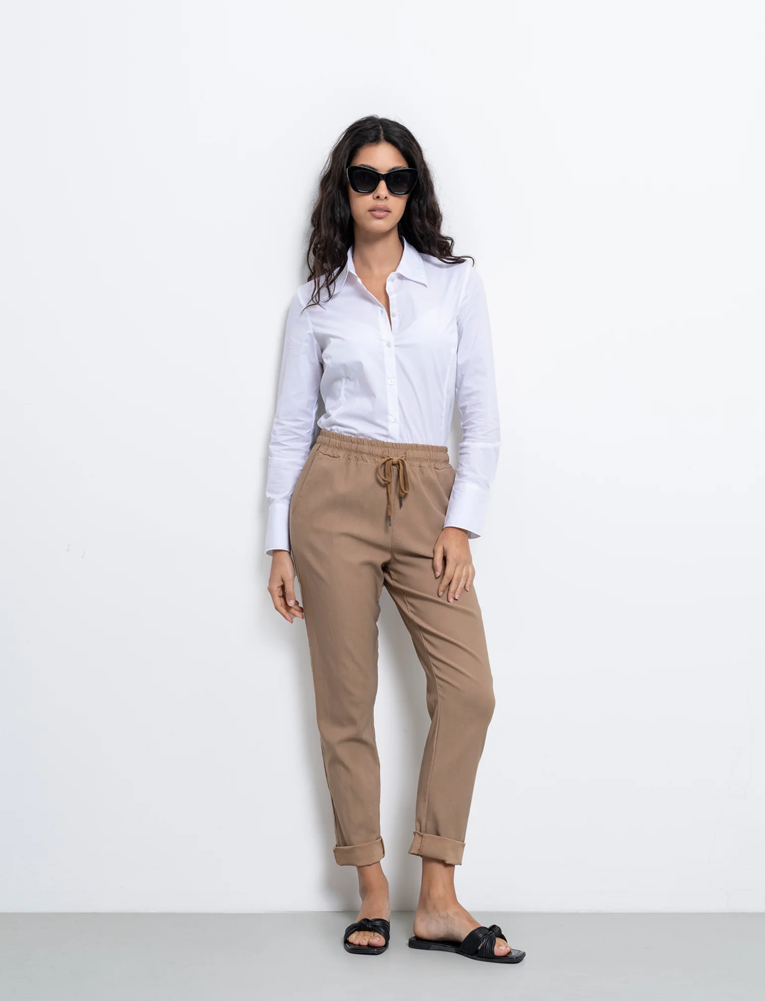 Pantalone in tessuto elasticizzato con coulisse in vita - Cammello - Image 2