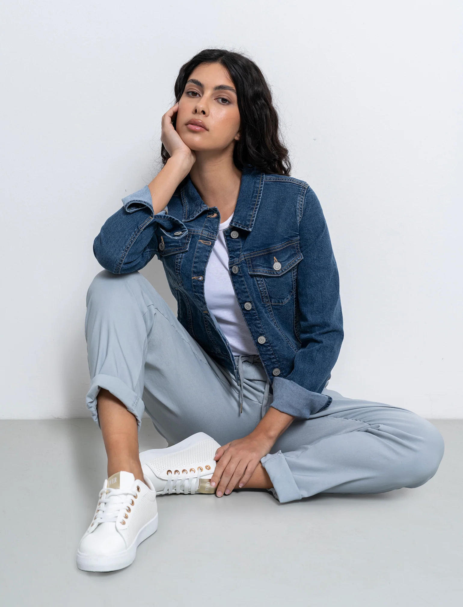 Pantalone in tessuto elasticizzato con coulisse in vita - Grigio - Image 2