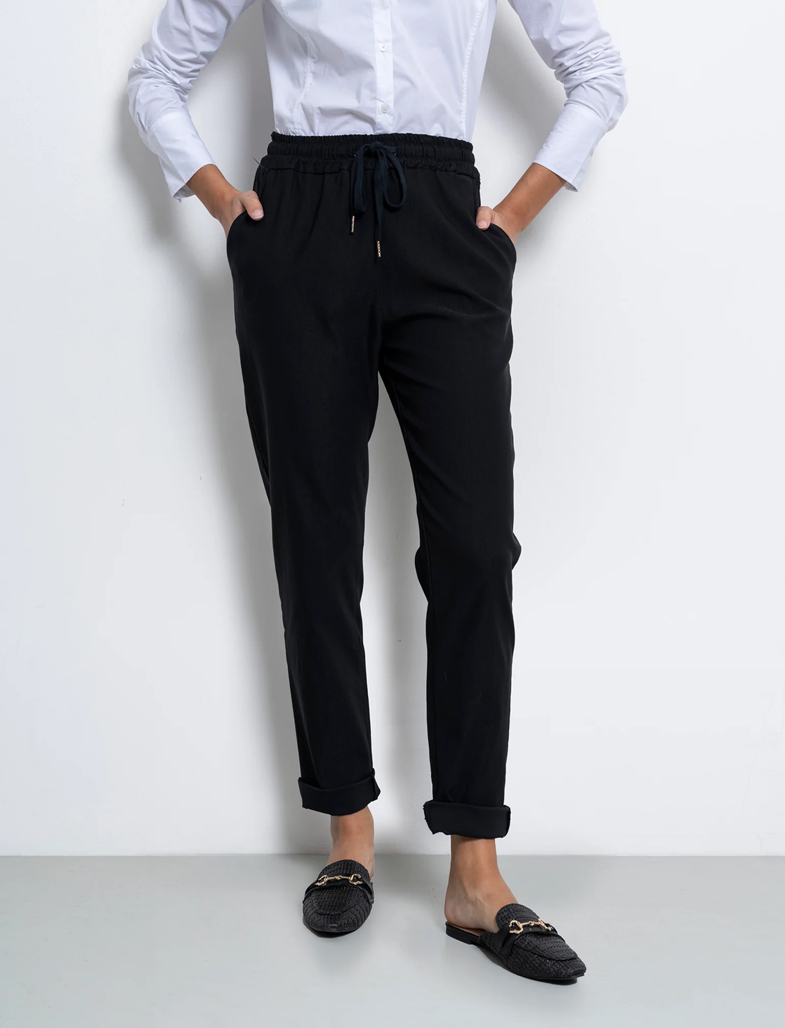 Pantalone in tessuto elasticizzato con coulisse in vita - Nero