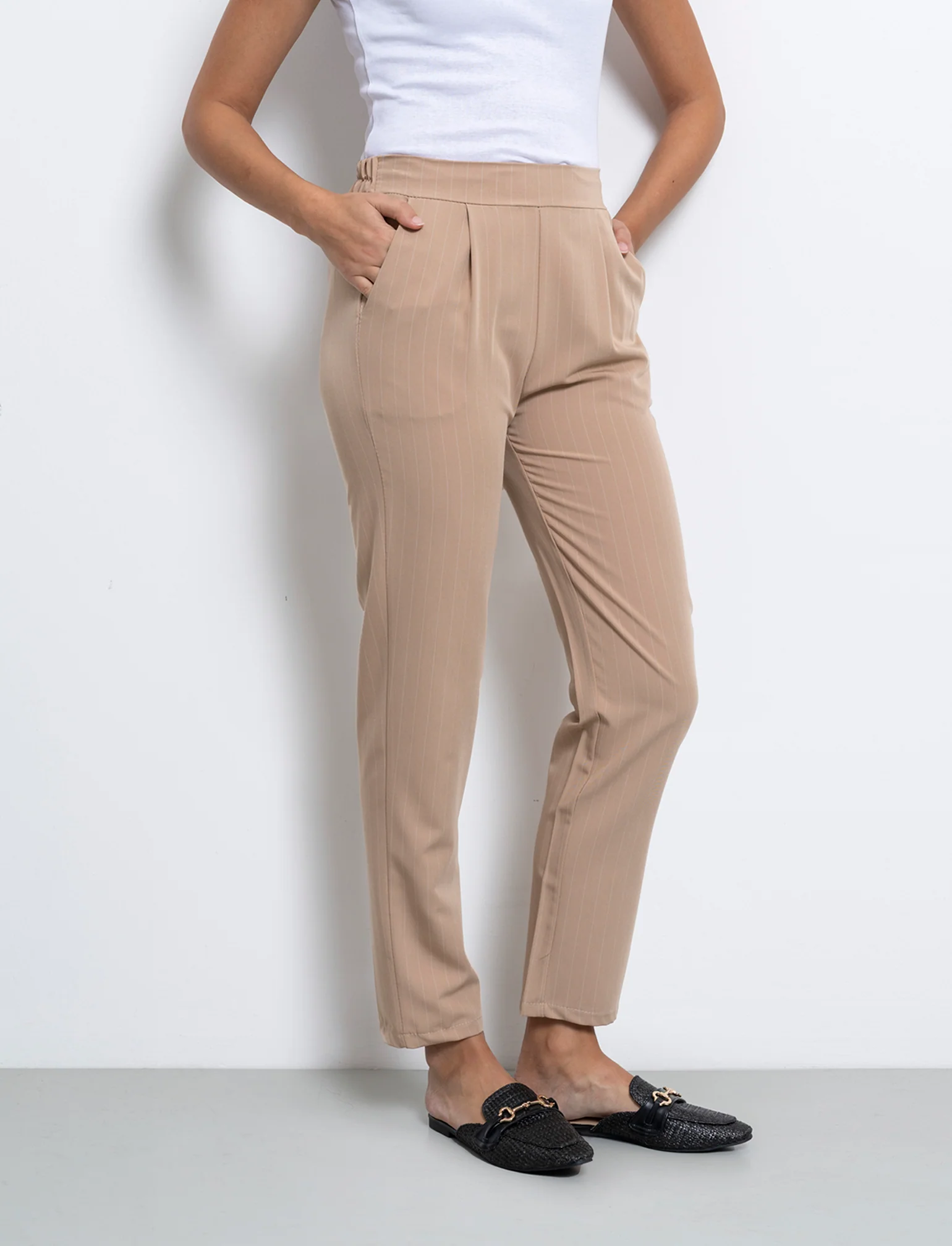 Pantalone in tessuto rigato con elastico al dietro - Beige