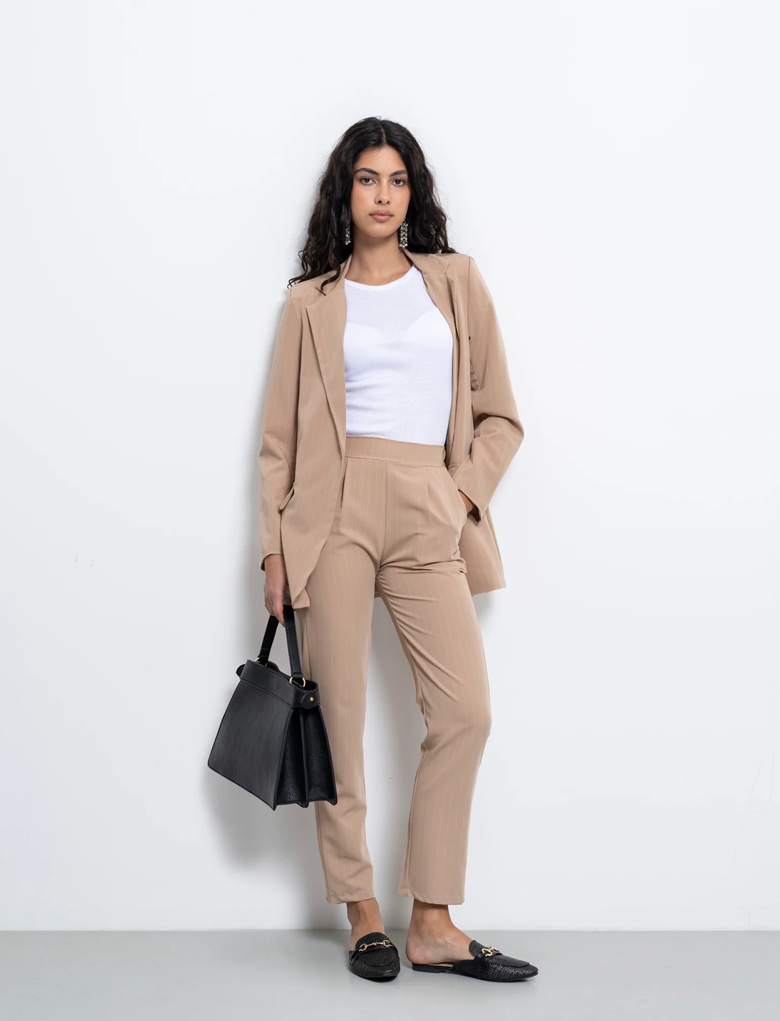 Pantalone in tessuto rigato con elastico al dietro - Beige - Image 3