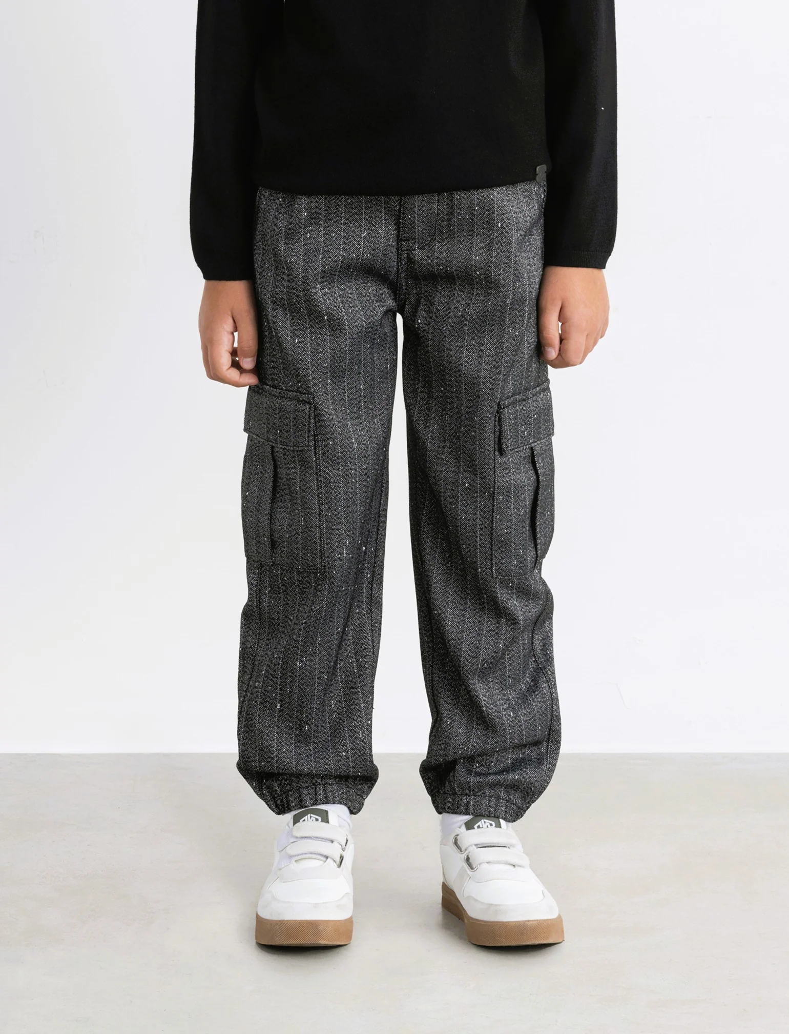 Pantalone in tessuto spigato. - Grigio - Image 4