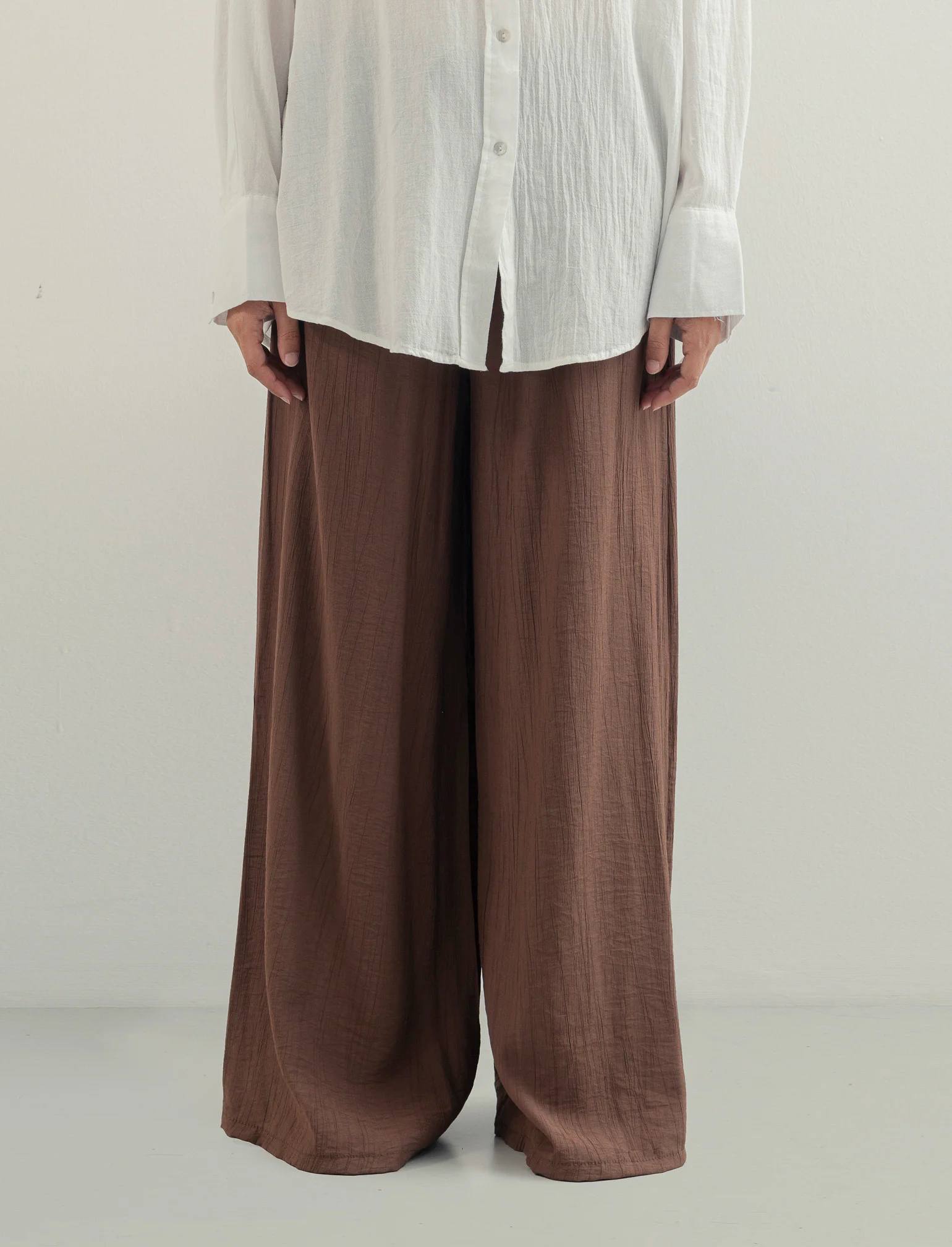 Pantalone largo con coulisse sottile - Moro - Image 2