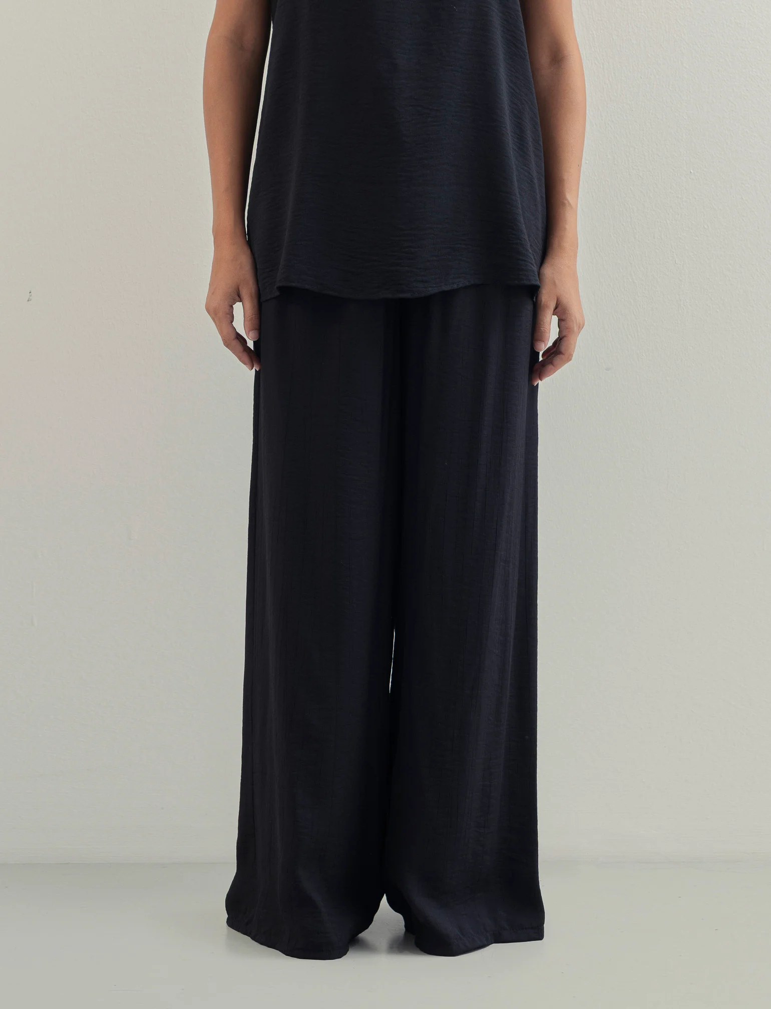 Pantalone largo con coulisse sottile - Nero - Image 2