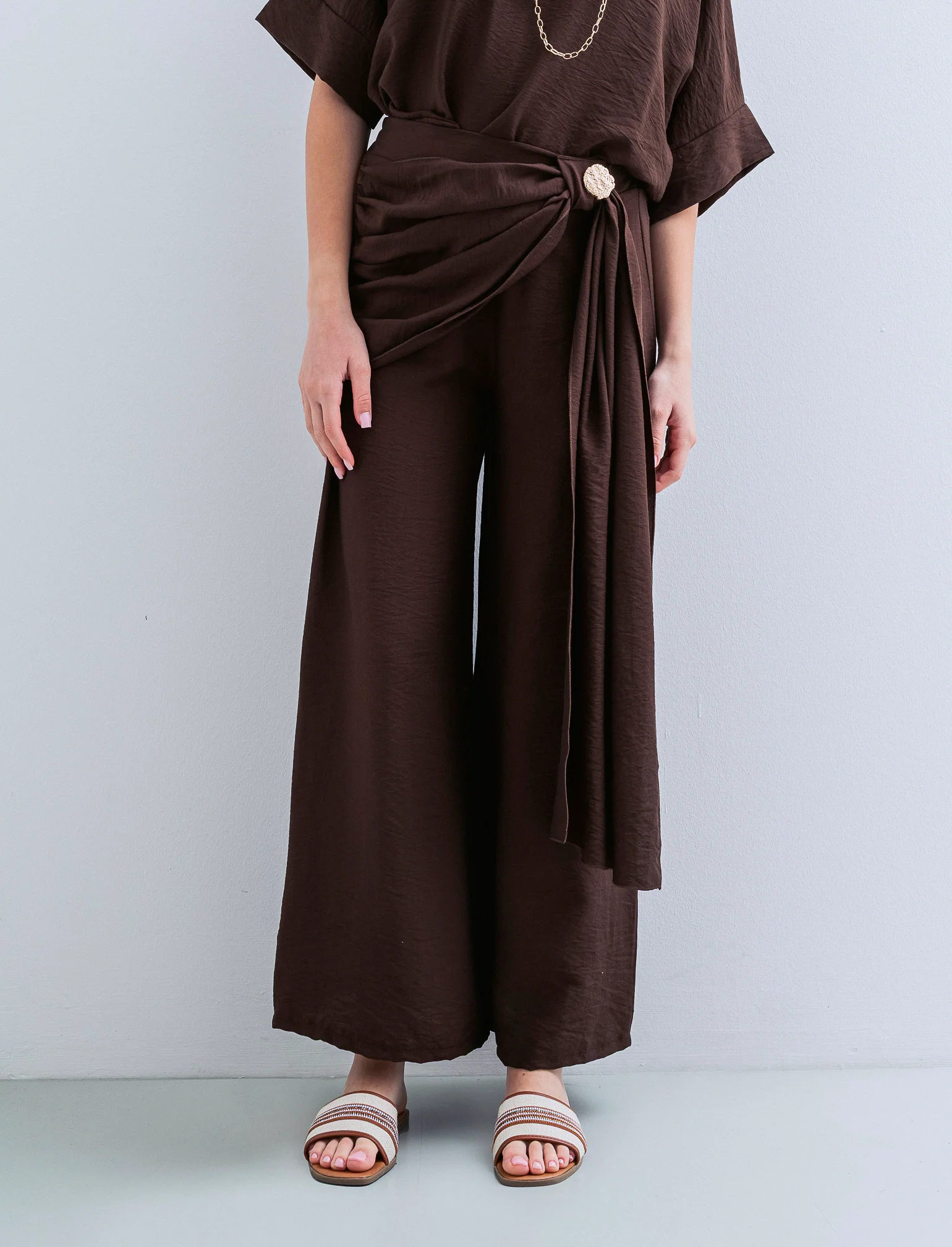 Pantalone largo con fusciacca e bottone - Moro - Image 2